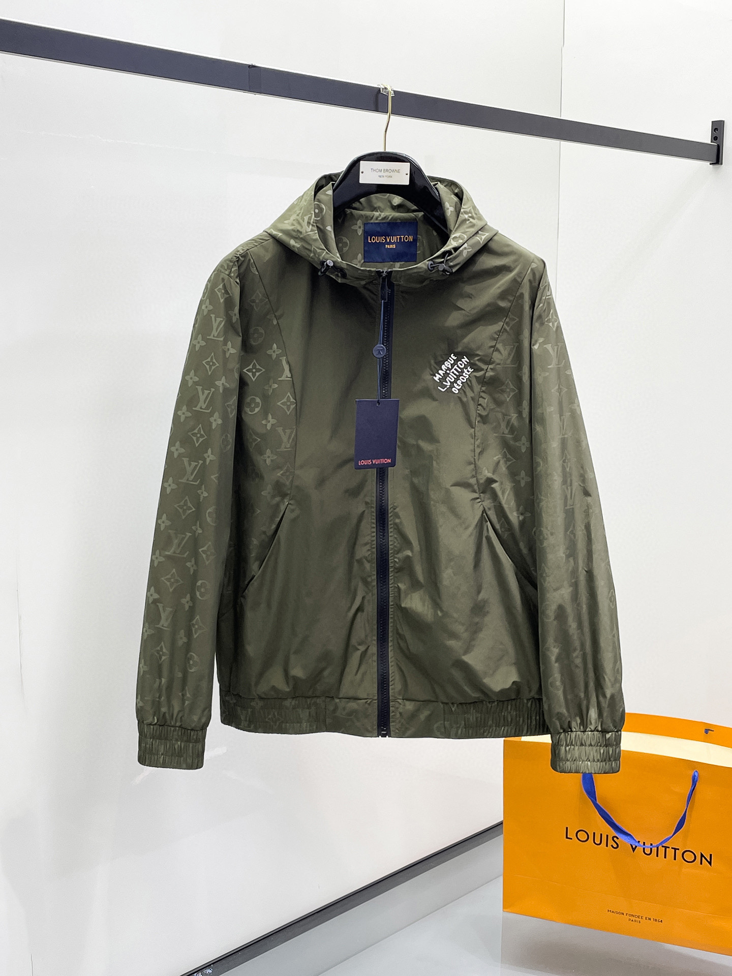 NO:599678,LV 25ss early autumn [new product] windbreaker jacket hot style new casual fashion jacket autumn and winter counter!  Ultra-avant-garde design style, delicate and comfortable, very light to wear and not easy to wrinkle. Multiple craftsmanship. The overall design is quite visual. The upper body is casual and stylish, with a certain degree of stiffness. It is definitely at the forefront of fashion and is recommended for urban leisure. Size M~3XL,, louis vuitton, jackets & coats, jackets & coats, alexander wang19860909LV 25ss早秋【新品】风衣夹克外套爆款 秋冬专柜新款休闲时尚夹克外套！超前卫设计风格 细腻舒适 穿着非常轻便不易起皱.多重重工艺 整体的设计颇具视觉感,上身休闲有型,有一定的挺括度,绝对走在时尚最尖端的气质感推荐,都市休闲必备.码数M~3XL,,louis vuitton,jackets & coats,jackets & coats,alexander wang,Men's clothing