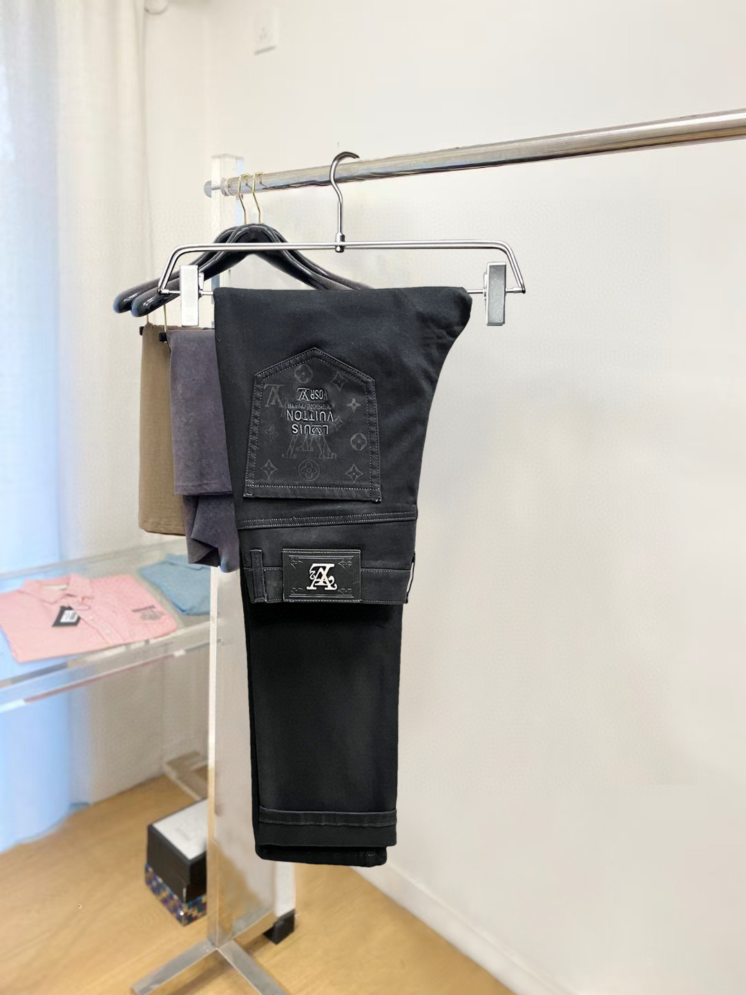 NO:599686,[LV] Simple and fashionable, autumn and winter jeans are very comfortable to wear. They are low-key yet luxurious. They are very classy when worn. Needless to say the style and cut of the pants, the upper body is exquisite and vivid. Really first-class and top-quality materials. Really palace-level casual pants, using Turkish cotton to produce the most famous denim. The quality is outstanding. After heavy washing, the pants are very soft!  The straight-leg version is not picky. The upper body is absolutely stylish. The waistband is inlaid with silver jewelry. It is extremely luxurious. 29-38.,,louis vuitton,jeans,alexander wang19860909【 LV】简约时尚 秋冬牛仔裤身穿着非常舒适 低调不失奢华 穿出去非常有档次,裤型款式和裁剪亦无需多言 上身精致跃然.真正一等一顶级质料 真正殿堂级的休闲裤,选用土耳其的棉花 生产出最有名的单宁布 品质卓然,经过重水洗使得裤子很柔软！直脚的版型 不挑人 上身绝对的有型 裤腰镶嵌银饰达人设计 极度奢华.29-38.,,louis vuitton,jeans,alexander wang,Men's clothing