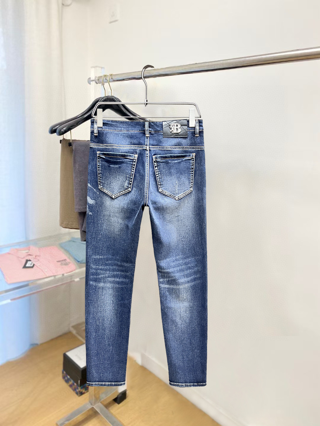 NO:599710,[Burberry] Simple and fashionable, autumn and winter jeans are very comfortable to wear. They are low-key yet luxurious. They are very classy when worn. Needless to say, the style and cut of the pants are exquisite. The upper body is exquisite. Really first-class and top-quality materials. Really palace-level casual pants, using Turkish cotton to produce the most famous denim. The quality is outstanding. After heavy washing, the pants are very soft!  The straight-leg version is not picky. The upper body is absolutely stylish. The waistband is inlaid with silver jewelry. It is extremely luxurious. 29-38.,,burberry,jeans,alexander wang19860909【 巴宝莉】简约时尚 秋冬牛仔裤身穿着非常舒适 低调不失奢华 穿出去非常有档次,裤型款式和裁剪亦无需多言 上身精致跃然.真正一等一顶级质料 真正殿堂级的休闲裤,选用土耳其的棉花 生产出最有名的单宁布 品质卓然,经过重水洗使得裤子很柔软！直脚的版型 不挑人 上身绝对的有型 裤腰镶嵌银饰达人设计 极度奢华.29-38.,,burberry,jeans,alexander wang,Men's clothing