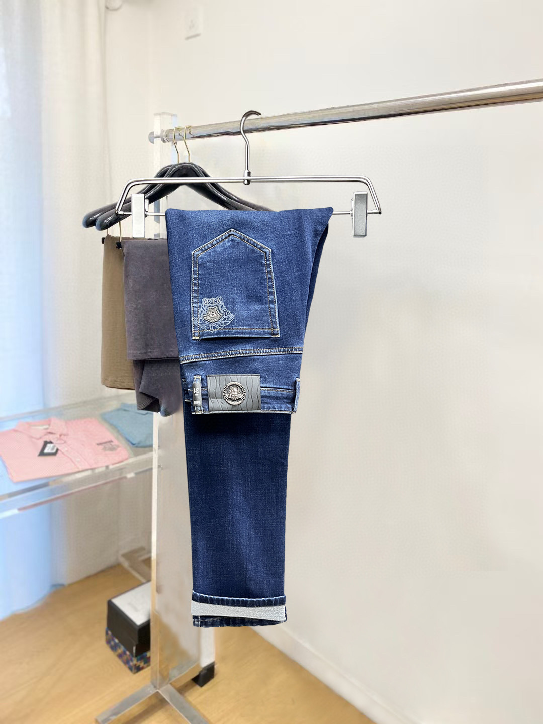 NO:599674,[Versace] Simple and fashionable. Autumn and winter jeans are very comfortable to wear. They are low-key yet luxurious. They are very classy when worn. Needless to say the style and cut of the trousers. The upper body is exquisite and vivid. Really first-class and top-quality materials. Really palace-level casual pants, using Turkish cotton to produce the most famous denim. The quality is outstanding. After heavy washing, the pants are very soft!  The straight-leg version is not picky. The upper body is absolutely stylish. The waistband is inlaid with silver jewelry. It is extremely luxurious. 29-38.,,versace,jeans,alexander wang19860909【 范思哲】简约时尚 秋冬牛仔裤身穿着非常舒适 低调不失奢华 穿出去非常有档次,裤型款式和裁剪亦无需多言 上身精致跃然.真正一等一顶级质料 真正殿堂级的休闲裤,选用土耳其的棉花 生产出最有名的单宁布 品质卓然,经过重水洗使得裤子很柔软！直脚的版型 不挑人 上身绝对的有型 裤腰镶嵌银饰达人设计 极度奢华.29-38.,,versace,jeans,alexander wang,Men's clothing