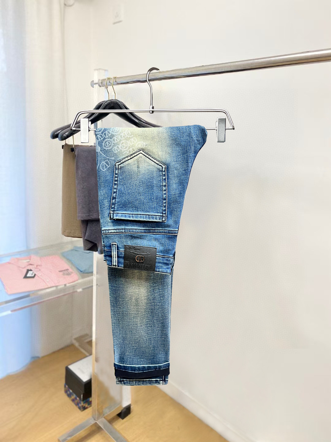 NO:599676,[Dior] Simple and fashionable. Autumn and winter jeans are very comfortable to wear. They are low-key yet luxurious. They are very classy when worn. Needless to say the style and cut of the pants. The upper body is exquisite and vivid. Really first-class and top-quality materials. Really palace-level casual pants, using Turkish cotton to produce the most famous denim. The quality is outstanding. After heavy washing, the pants are very soft!  The straight-leg version is not picky and the upper body is absolutely stylish. The waistband is inlaid with silver jewelry and is an expert design. It is extremely luxurious. 29-38.,, dior, jeans, alexander wang19860909【 迪奥】简约时尚 秋冬牛仔裤身穿着非常舒适 低调不失奢华 穿出去非常有档次,裤型款式和裁剪亦无需多言 上身精致跃然.真正一等一顶级质料 真正殿堂级的休闲裤,选用土耳其的棉花 生产出最有名的单宁布 品质卓然,经过重水洗使得裤子很柔软！直脚的版型 不挑人 上身绝对的有型 裤腰镶嵌银饰达人设计 极度奢华.29-38.,,dior,jeans,alexander wang,Men's clothing