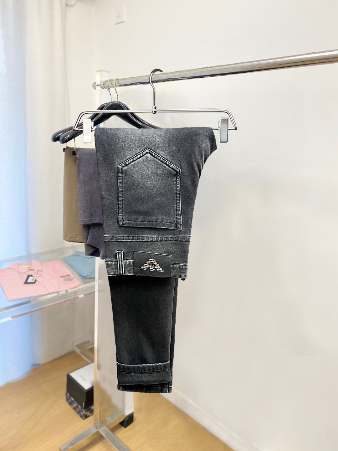 NO:599684,[Armani] Simple and fashionable, autumn and winter jeans are very comfortable to wear. They are low-key yet luxurious. They are very classy when worn. Needless to say the style and cut of the pants, the upper body is exquisite. Really first-class and top-quality materials. Really palace-level casual pants, using Turkish cotton to produce the most famous denim fabric. The quality is outstanding. After heavy washing, the pants are very soft!  The straight-leg version is not picky. The upper body is absolutely stylish. The waistband is inlaid with silver jewelry. It is extremely luxurious. 29-38.,,armani,jeans,alexander wang19860909【 阿玛尼】简约时尚 秋冬牛仔裤身穿着非常舒适 低调不失奢华 穿出去非常有档次,裤型款式和裁剪亦无需多言 上身精致跃然.真正一等一顶级质料 真正殿堂级的休闲裤,选用土耳其的棉花 生产出最有名的单宁布 品质卓然,经过重水洗使得裤子很柔软！直脚的版型 不挑人 上身绝对的有型 裤腰镶嵌银饰达人设计 极度奢华.29-38.,,armani,jeans,alexander wang,Men's clothing