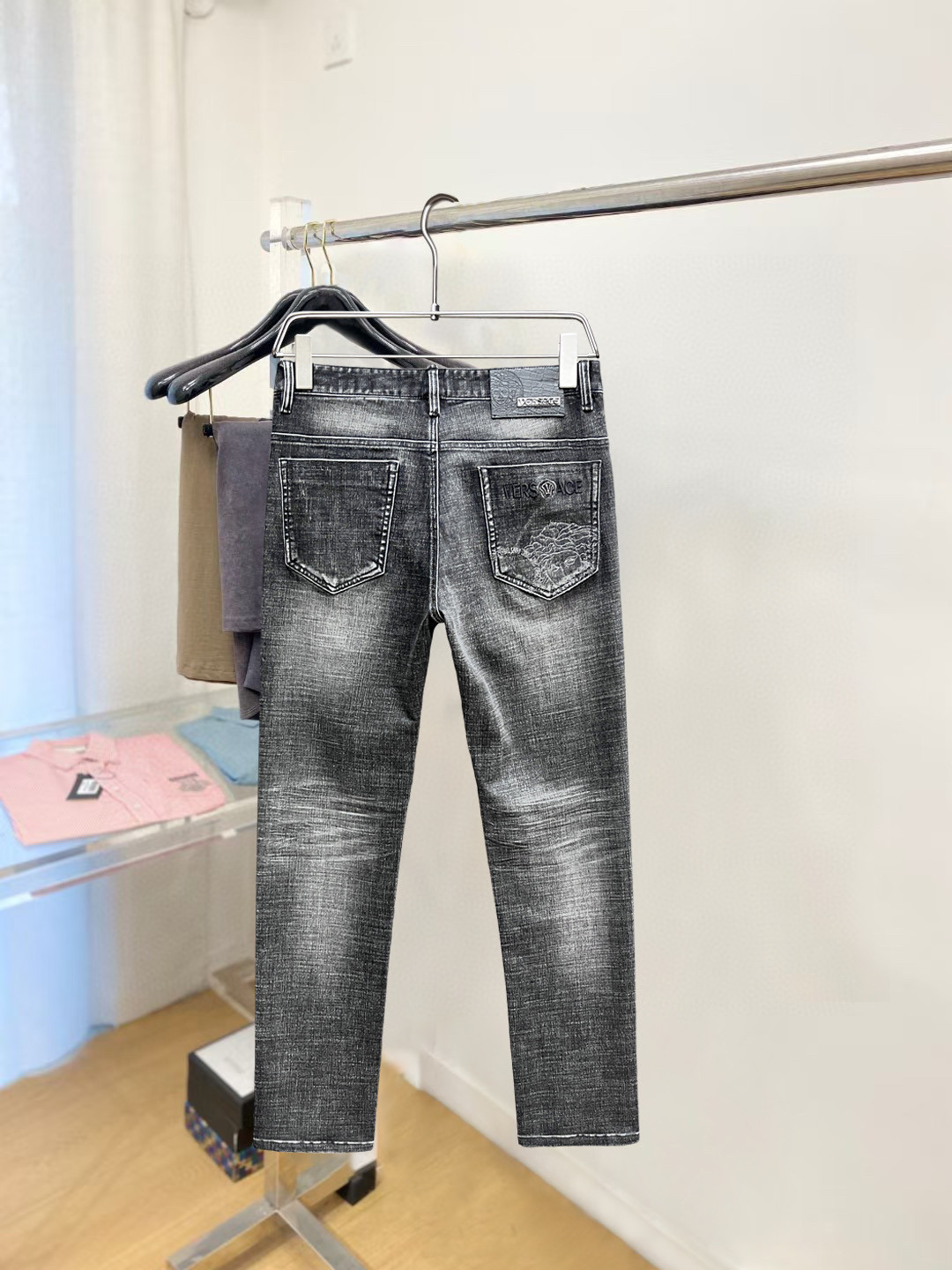 NO:599682,[Versace] Simple and fashionable. Autumn and winter jeans are very comfortable to wear. They are low-key yet luxurious. They are very classy when worn. Needless to say the style and cut of the trousers. The upper body is exquisite and vivid. Really first-class and top-quality materials. Really palace-level casual pants, using Turkish cotton to produce the most famous denim. The quality is outstanding. After heavy washing, the pants are very soft!  The straight-leg version is not picky. The upper body is absolutely stylish. The waistband is inlaid with silver jewelry. It is extremely luxurious. 29-38.,,versace,jeans,alexander wang19860909【 范思哲】简约时尚 秋冬牛仔裤身穿着非常舒适 低调不失奢华 穿出去非常有档次,裤型款式和裁剪亦无需多言 上身精致跃然.真正一等一顶级质料 真正殿堂级的休闲裤,选用土耳其的棉花 生产出最有名的单宁布 品质卓然,经过重水洗使得裤子很柔软！直脚的版型 不挑人 上身绝对的有型 裤腰镶嵌银饰达人设计 极度奢华.29-38.,,versace,jeans,alexander wang,Men's clothing