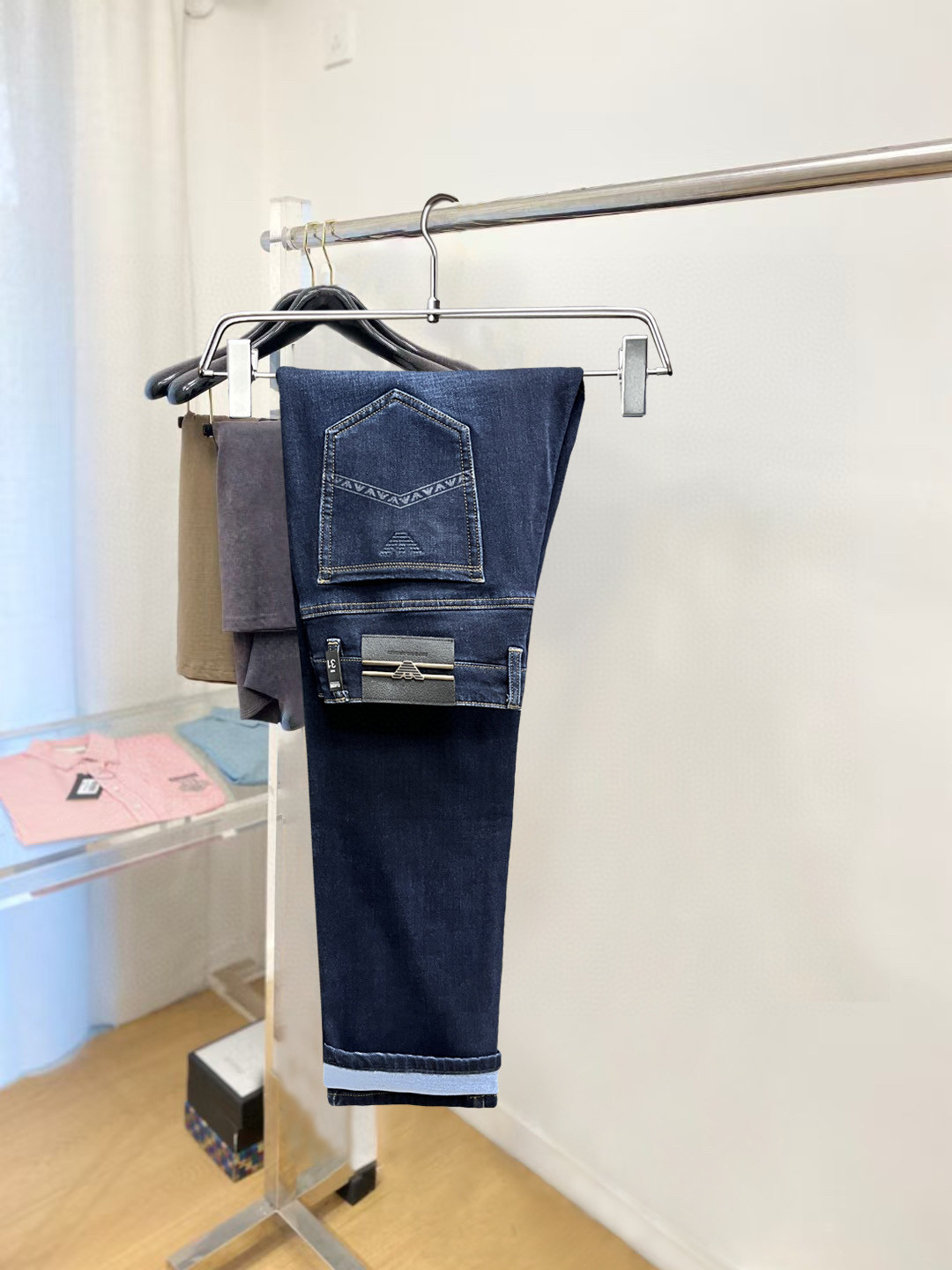 NO:599688,[Armani] Simple and fashionable, autumn and winter jeans are very comfortable to wear. They are low-key yet luxurious. They are very classy when worn. Needless to say the style and cut of the pants, the upper body is exquisite. Really first-class and top-quality materials. Really palace-level casual pants, using Turkish cotton to produce the most famous denim fabric. The quality is outstanding. After heavy washing, the pants are very soft!  The straight-leg version is not picky. The upper body is absolutely stylish. The waistband is inlaid with silver jewelry. It is extremely luxurious. 29-38.,,armani,jeans,alexander wang19860909【 阿玛尼】简约时尚 秋冬牛仔裤身穿着非常舒适 低调不失奢华 穿出去非常有档次,裤型款式和裁剪亦无需多言 上身精致跃然.真正一等一顶级质料 真正殿堂级的休闲裤,选用土耳其的棉花 生产出最有名的单宁布 品质卓然,经过重水洗使得裤子很柔软！直脚的版型 不挑人 上身绝对的有型 裤腰镶嵌银饰达人设计 极度奢华.29-38.,,armani,jeans,alexander wang,Men's clothing