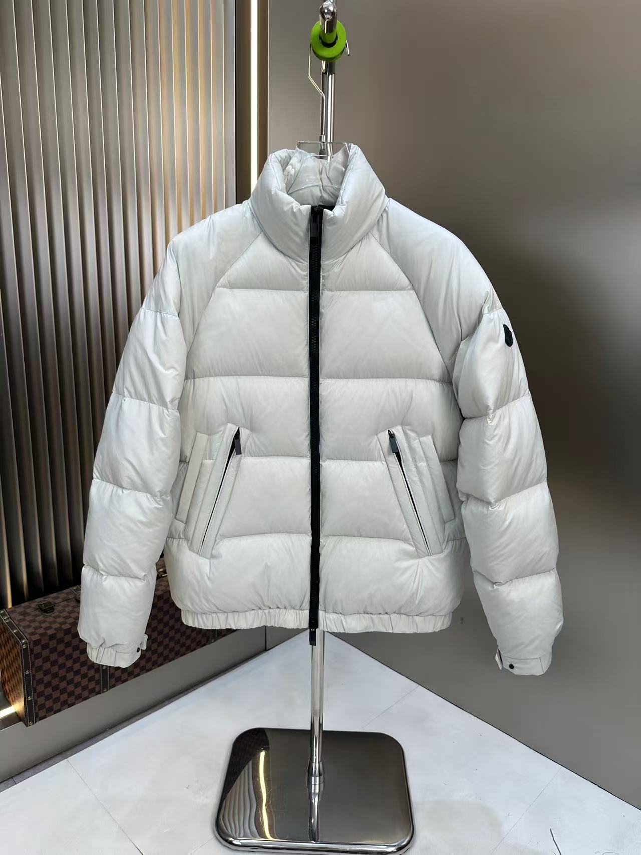 NO:599701,[Mouth Mouth] Simple autumn and winter. Down jacket 90 white duck down aristocratic high-level request order, high standard customization. The upper body is very stylish, classic and versatile. Customer-supplied hardware. Each one has a unique logo. It can be matched with any fashion in winter. A real top order. The pattern is also very good. Slim version. Highly recommended. 175. Wear L at 140 pounds. The maximum wear is about 190 pounds. It is recommended to report the height and weight.  .M-3XL.,,Moncler,down jacket,alexander wang19860909【 蒙口】秋冬简约.羽绒服 90白鸭绒贵族高级别要求订单 高标准定制　上身非常有型 经典百搭 客供五金 每颗都有独特logo 冬季任何时装都可以搭配　真正的顶级订单 版型上也是非常的好 修身版型 强烈推荐.175 140斤穿L 最大穿190斤左右 .建 议报身高体重配码 .M-3XL.,,Moncler,down jacket,alexander wang,Men's clothing