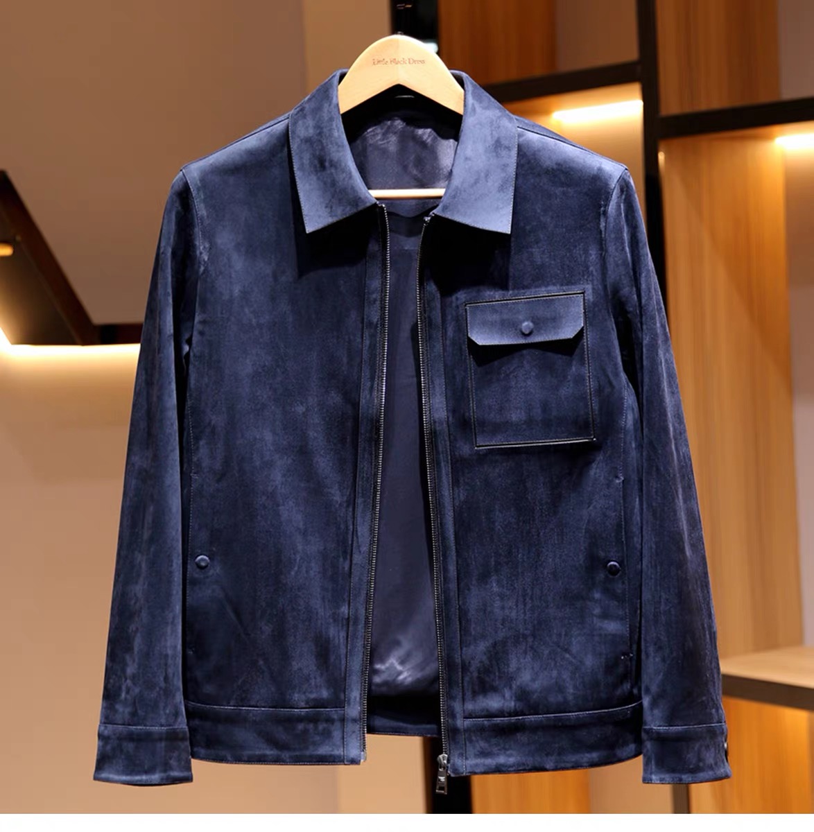 NO:599737,[Armani] Early autumn simple. Buckskin velvet jacket, windbreaker noble high-level order, high standard customization. The upper body is very stylish, classic and versatile. Customer-supplied hardware. Each piece has a unique logo. It can be matched with any fashion in winter. A real top order. The pattern is also very good. Slim version. Highly recommended. 175. Wear L at 140 pounds. The maximum wear is about 190 pounds. It is recommended to report the height and weight matching.  .M-3XL.,,armani,jackets & coats,alexander wang19860909【 阿玛尼】早秋简约.鹿皮绒夹克 风衣贵族高级别要求订单 高标准定制　上身非常有型 经典百搭 客供五金 每颗都有独特logo 冬季任何时装都可以搭配　真正的顶级订单 版型上也是非常的好 修身版型 强烈推荐.175 140斤穿L 最大穿190斤左右 .建 议报身高体重配码 .M-3XL.,,armani,jackets & coats,alexander wang,Men's clothing