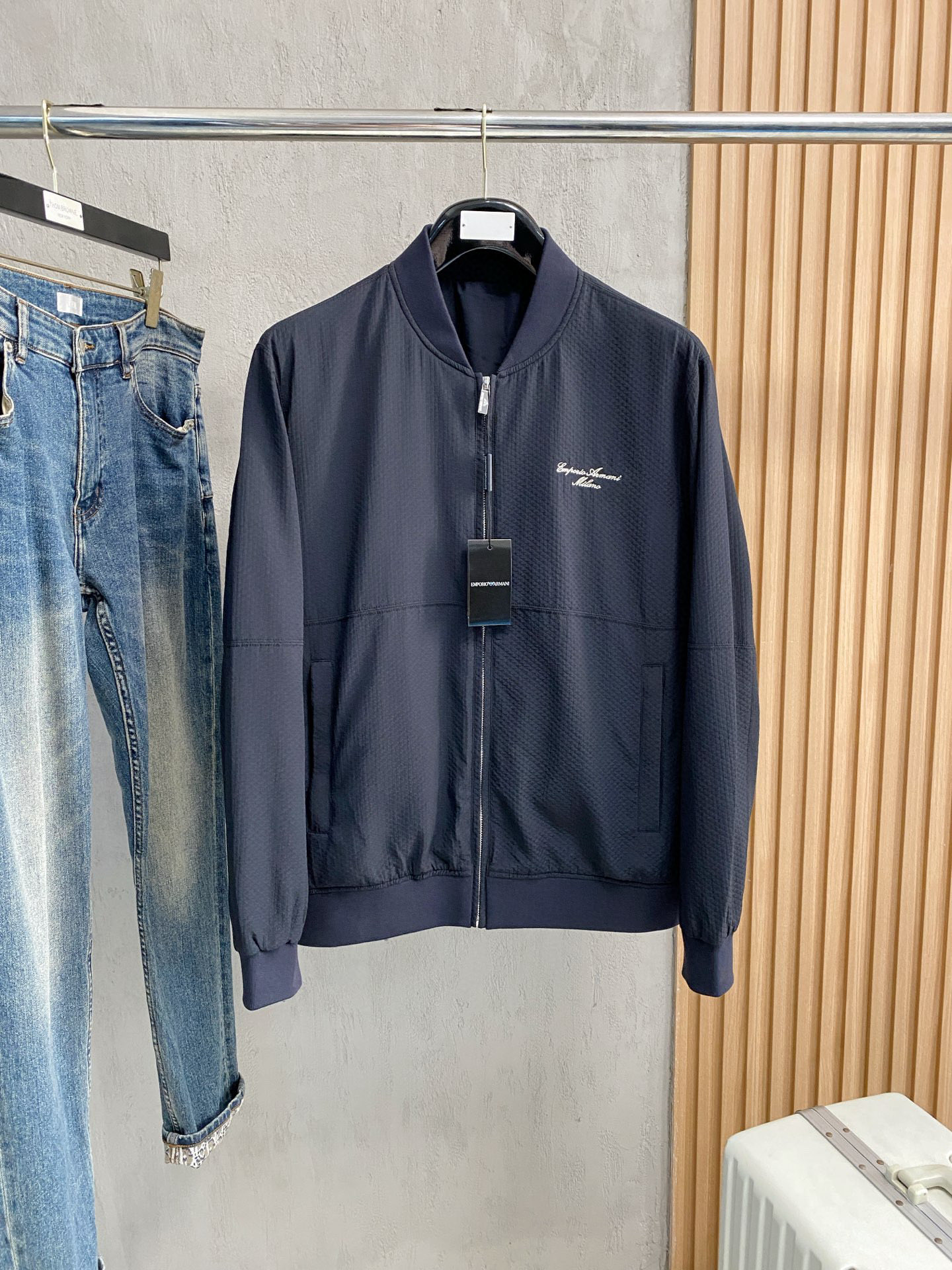 NO:596400,Armani 2025 autumn and winter new popular counter new casual fashion jacket. Ultra-avant-garde design style. Delicate and comfortable. Very light to wear and not easy to wrinkle. Multiple craftsmanship. The overall design is quite visual. The upper body is casual and stylish, with a certain degree of stiffness. It is definitely recommended for the temperament that is at the forefront of fashion. It is a must-have for urban leisure. Size M~3XL (48-56) multi-color, armani, jackets & coats, alexander wang19860909阿玛尼 2025秋冬新款爆款专柜新款休闲时尚夹克 超前卫设计风格 细腻舒适 穿着非常轻便不易起皱.多重重工艺 整体的设计颇具视觉感,上身休闲有型,有一定的挺括度,绝对走在时尚最尖端的气质感推荐,都市休闲必备. 码数M~3XL（48-56）多颜色,,armani,jackets & coats,alexander wang,Men's clothing