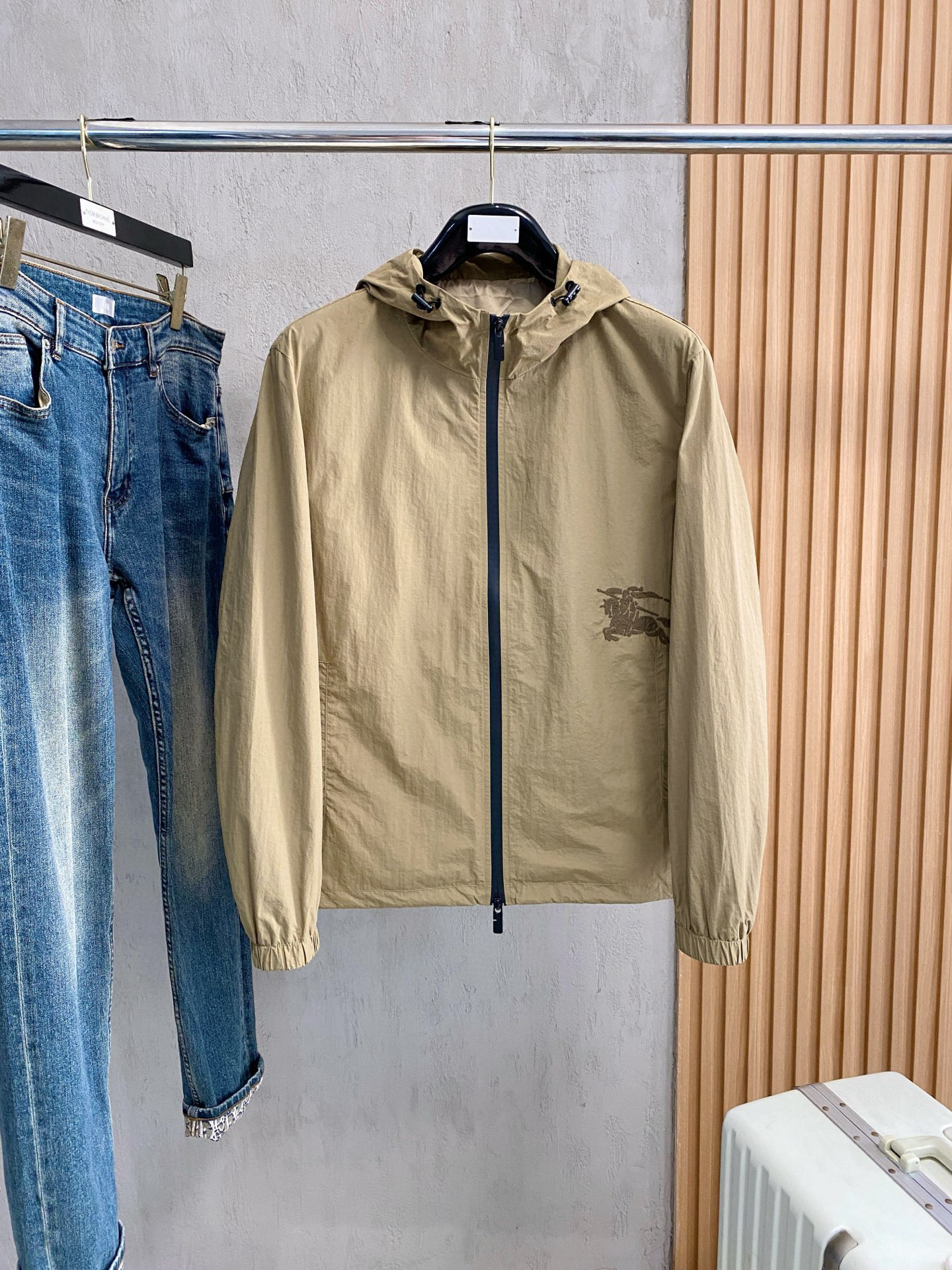 NO:596396,Burberry's 2025 autumn and winter new popular counter new casual fashion jacket. Ultra-avant-garde design style. Delicate and comfortable. Very light and not easy to wrinkle. Multiple craftsmanship. The overall design is quite visual. The upper body is casual and stylish, with a certain degree of stiffness. It is definitely recommended for the temperament that is at the forefront of fashion. A must-have for urban leisure. Size M~3XL (48-56) multi-color, burberry, jackets & coats, alexander wang19860909巴宝莉 2025秋冬新款爆款专柜新款休闲时尚夹克 超前卫设计风格 细腻舒适 穿着非常轻便不易起皱.多重重工艺 整体的设计颇具视觉感,上身休闲有型,有一定的挺括度,绝对走在时尚最尖端的气质感推荐,都市休闲必备. 码数M~3XL（48-56）多颜色,,burberry,jackets & coats,alexander wang,Men's clothing