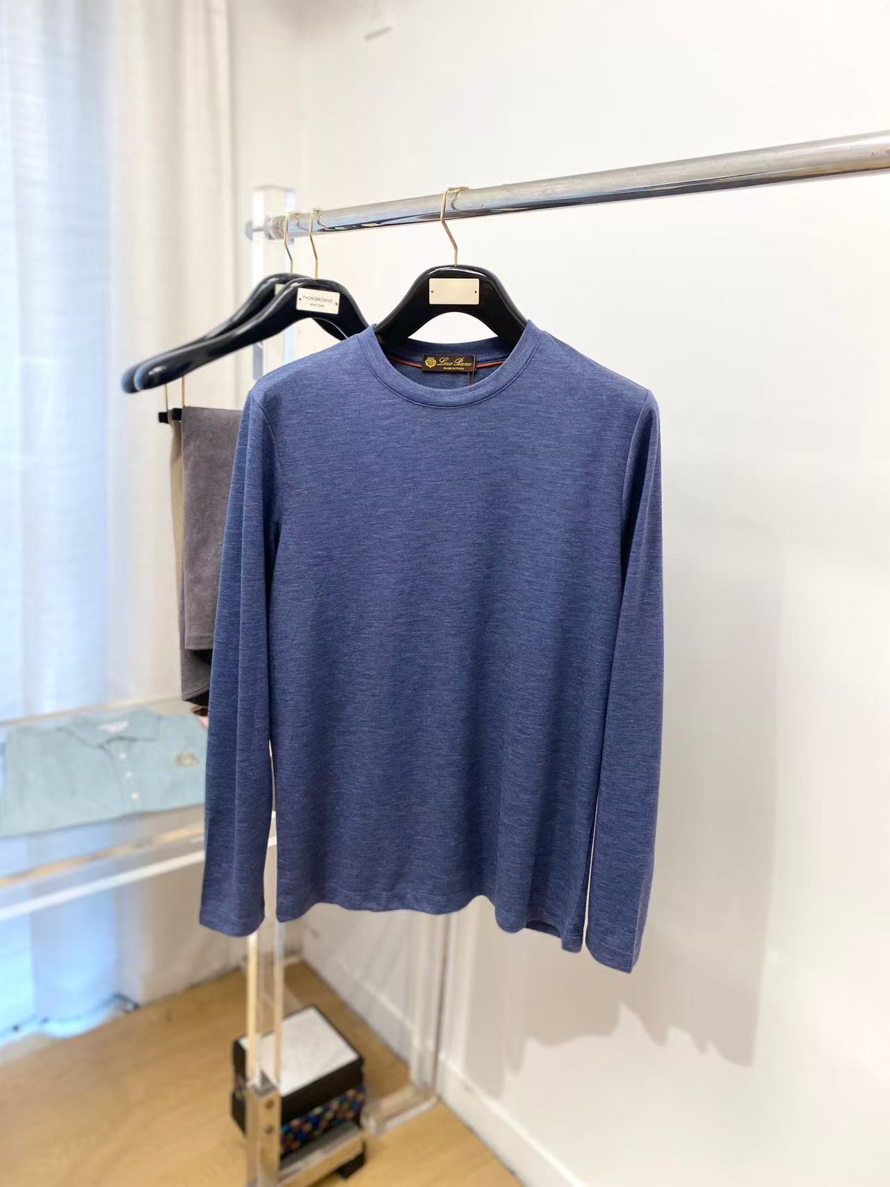 NO:596394,.【LP】Fashionable and simple early autumn bottoming shirt. It is famous for its simple and delicate design and high-quality details. It is perfectly cut and marked with the latest British hanging point thread technology on the back. It is more perfect and the materials are meticulous. It is suitable for any occasion. It feels excellent, comfortable and breathable! It is the choice of men who pay attention to practicality and quality. The quality of the original order is synchronized with the official website [strong]. New models are on the market and sold immediately. There are large stocks [handshake] 174 140 pounds. Wear L Max wears 190 pounds.M-3XL.,,loro piana,alexander wang19860909.【 LP】 时尚简约 早秋打底衫 简洁细腻的设计和高质细节而闻名,裁剪完美,后标最新英国吊点线技术,更加完美,用料一丝不苟,适合任何场合, 手感极佳 舒服又透气! 是注重实用和品质的男士的选择.原單品質 官網同步[强].新款上市 即转即卖 有大货[握手] 174 140斤 穿L 最大穿190斤.M-3XL.,,loro piana,alexander wang,Men's clothing