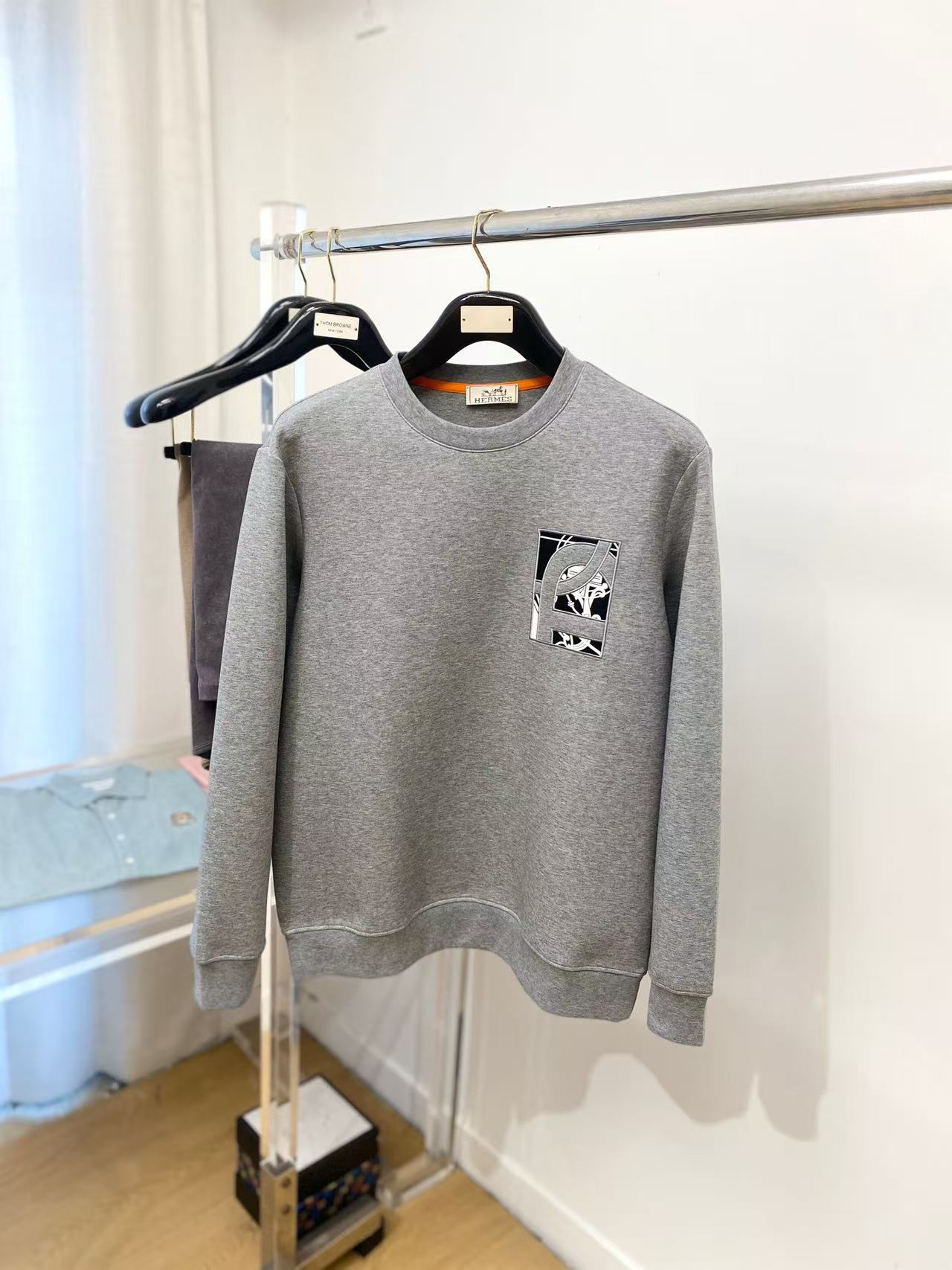 NO:596398,.[Hermès] Stylish and simple early autumn bottoming shirt. It is famous for its simple and delicate design and high-quality details. It is perfectly cut and marked with the latest British hanging point thread technology on the back. It is even more perfect. The materials are meticulous and suitable for any occasion. It feels excellent, comfortable and breathable! It is the choice of men who pay attention to practicality and quality. The quality of the original order is synchronized with the official website [strong]. New models are on the market. Sold immediately. There is a large stock [handshake] 174 140 pounds. Wear L Max wears 190 pounds.M-3XL.,,hermes,alexander wang19860909.【 爱马仕】 时尚简约 早秋打底衫 简洁细腻的设计和高质细节而闻名,裁剪完美,后标最新英国吊点线技术,更加完美,用料一丝不苟,适合任何场合, 手感极佳 舒服又透气! 是注重实用和品质的男士的选择.原單品質 官網同步[强].新款上市 即转即卖 有大货[握手] 174 140斤 穿L 最大穿190斤.M-3XL.,,hermes,alexander wang,Men's clothing