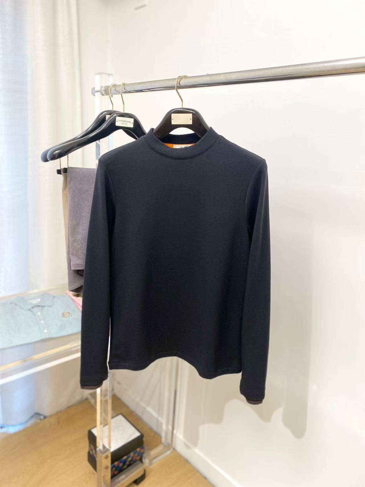 NO:596408,.[Hermès] Stylish and simple early autumn bottoming shirt. It is famous for its simple and delicate design and high-quality details. It is perfectly cut and marked with the latest British hanging point thread technology on the back. It is even more perfect. The materials are meticulous and suitable for any occasion. It feels excellent, comfortable and breathable! It is the choice of men who pay attention to practicality and quality. The quality of the original order is synchronized with the official website [strong]. New models are on the market. Sold immediately. There is a large stock [handshake] 174 140 pounds. Wear L Max wears 190 pounds.M-3XL.,,hermes,alexander wang19860909.【 爱马仕】 时尚简约 早秋打底衫 简洁细腻的设计和高质细节而闻名,裁剪完美,后标最新英国吊点线技术,更加完美,用料一丝不苟,适合任何场合, 手感极佳 舒服又透气! 是注重实用和品质的男士的选择.原單品質 官網同步[强].新款上市 即转即卖 有大货[握手] 174 140斤 穿L 最大穿190斤.M-3XL.,,hermes,alexander wang,Men's clothing