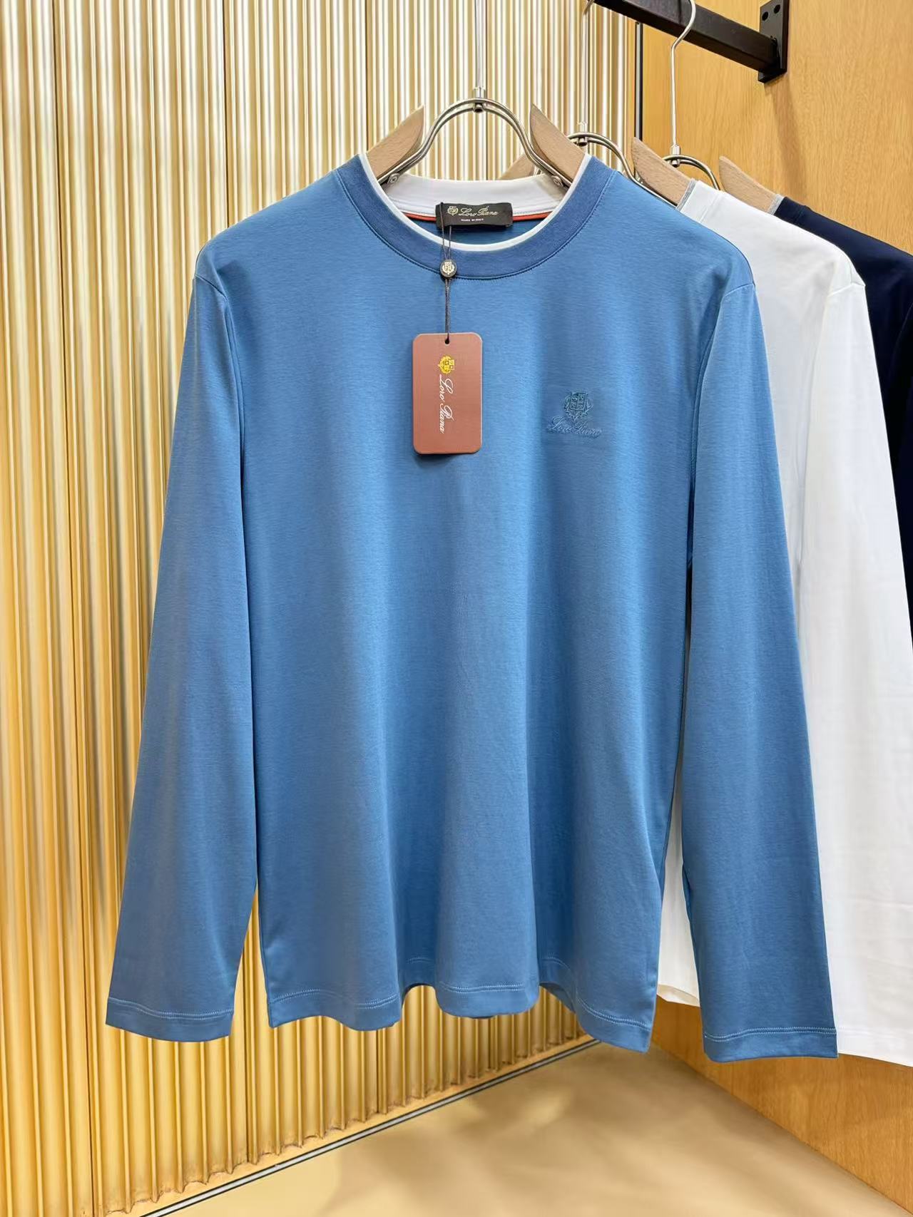 NO:596402,.【LP】Fashionable and simple early autumn bottoming shirt. It is famous for its simple and delicate design and high-quality details. It is perfectly cut and marked with the latest British hanging point thread technology on the back. It is even more perfect. The materials are meticulous and suitable for any occasion. It feels excellent, comfortable and breathable! It is the choice of men who pay attention to practicality and quality. The quality of the original order is synchronized with the official website [strong]. New models are on the market and sold immediately. There is a large stock [handshake] 174 pounds, wearing L Max wears 190 pounds.M-3XL.,,loro piana,alexander wang19860909.【 LP】 时尚简约 早秋打底衫 简洁细腻的设计和高质细节而闻名,裁剪完美,后标最新英国吊点线技术,更加完美,用料一丝不苟,适合任何场合, 手感极佳 舒服又透气! 是注重实用和品质的男士的选择.原單品質 官網同步[强].新款上市 即转即卖 有大货[握手] 174 斤 穿L 最大穿190斤.M-3XL.,,loro piana,alexander wang,Men's clothing