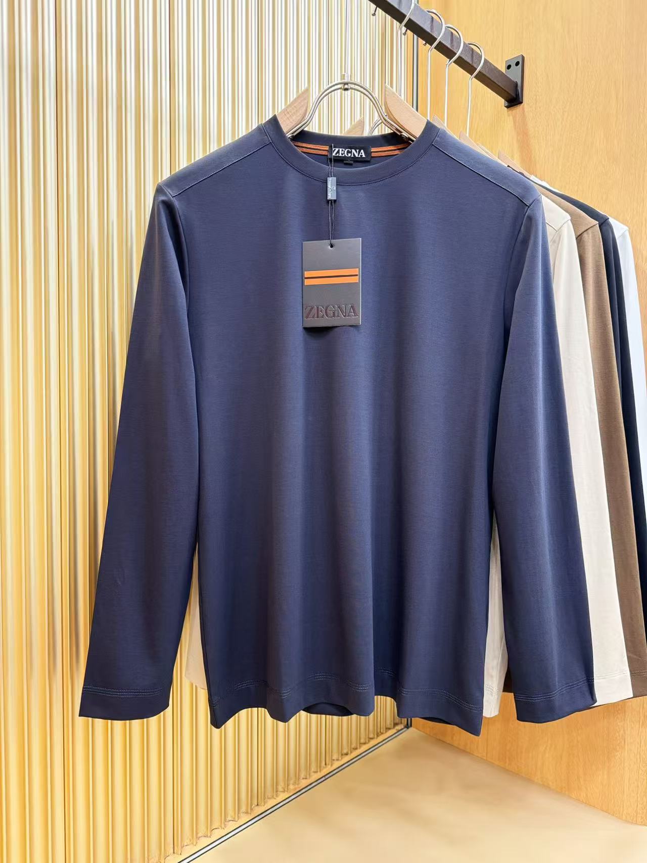 NO:596406,.[Emenia Zegna] Stylish and simple early autumn bottoming shirt. It is famous for its simple and delicate design and high-quality details. It is perfectly cut and marked with the latest British hanging point thread technology on the back. It is even more perfect. The materials are meticulous and suitable for any occasion. It feels excellent, comfortable and breathable! It is the choice of men who pay attention to practicality and quality. The quality of the original order is synchronized with the official website [strong]. New models are on the market and sold immediately. There are large quantities [handshake] 174 140 pounds. Wear L The maximum wear is 200 pounds. M-4XL.,,zegna,alexander wang19860909.【 杰尼亚】 时尚简约 早秋打底衫 简洁细腻的设计和高质细节而闻名,裁剪完美,后标最新英国吊点线技术,更加完美,用料一丝不苟,适合任何场合, 手感极佳 舒服又透气! 是注重实用和品质的男士的选择.原單品質 官網同步[强].新款上市 即转即卖 有大货[握手] 174 140斤 穿L 最大穿200斤.M-4XL.,,zegna,alexander wang,Men's clothing