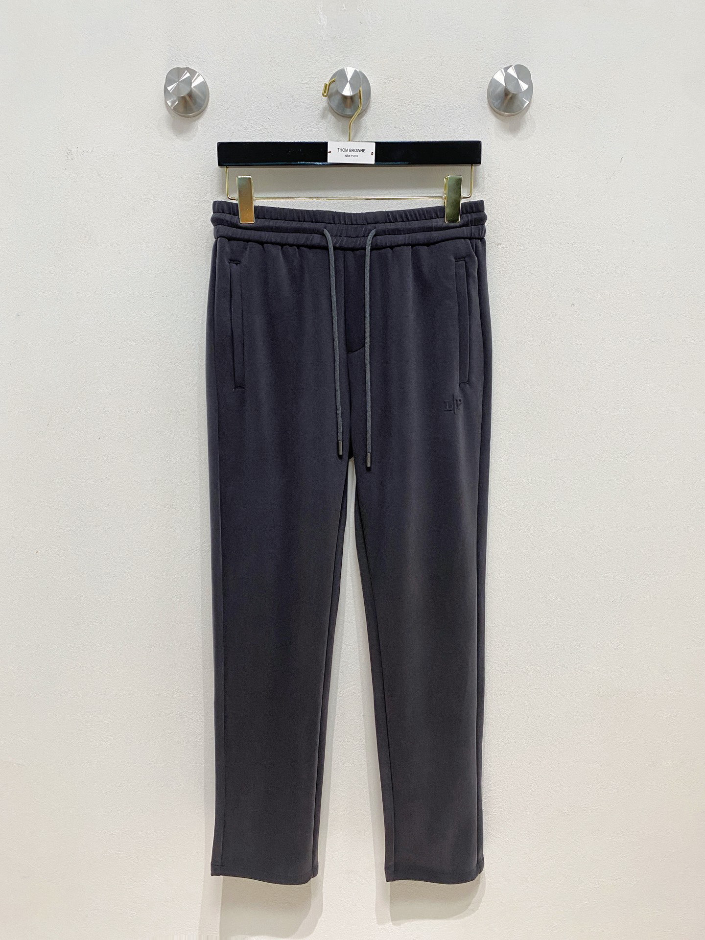 NO:596395,LP original casual pants 2025 new product, original casual pants, original heavy-duty production, brand classic LOGO design, complete with three standards!  Original hardware accessories. Customized imported elastic cotton at the counter, completely matched to the counter. You are welcome to try it on at the counter before buying. Don’t be afraid of comparing good products. Size M-4XL, loro piana, alexander wang19860909LP原单休闲裤 2025新品,原版休闲裤 原版重工打造,品牌经典LOGO设计,三标齐全！原版五金辅料.专柜定制进口弹力棉,完全对版专柜,欢迎专柜试穿后再购买,好货不怕比.码数M-4XL,,loro piana,alexander wang,Men's clothing