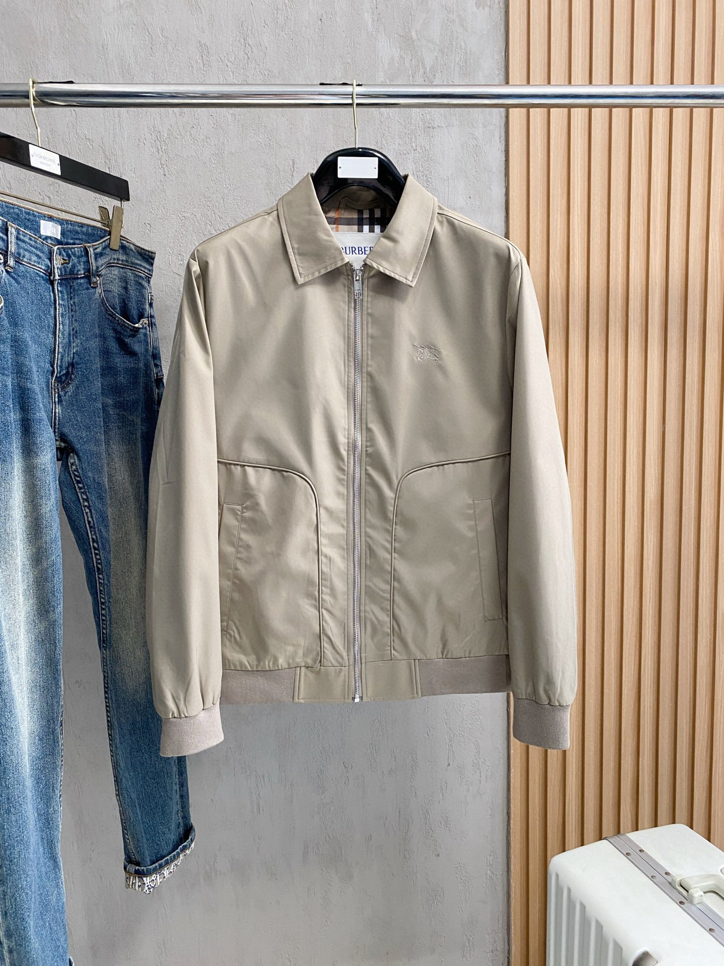 NO:596411,Burberry's 2025 autumn and winter new popular counter new casual fashion jacket. Ultra-avant-garde design style. Delicate and comfortable. Very light and not easy to wrinkle. Multiple craftsmanship. The overall design is quite visual. The upper body is casual and stylish, with a certain degree of stiffness. It is definitely recommended for the temperament that is at the forefront of fashion. A must-have for urban leisure. Size M~3XL (48-56) multi-color, burberry, jackets & coats, alexander wang19860909巴宝莉 2025秋冬新款爆款专柜新款休闲时尚夹克 超前卫设计风格 细腻舒适 穿着非常轻便不易起皱.多重重工艺 整体的设计颇具视觉感,上身休闲有型,有一定的挺括度,绝对走在时尚最尖端的气质感推荐,都市休闲必备. 码数M~3XL（48-56）多颜色,,burberry,jackets & coats,alexander wang,Men's clothing