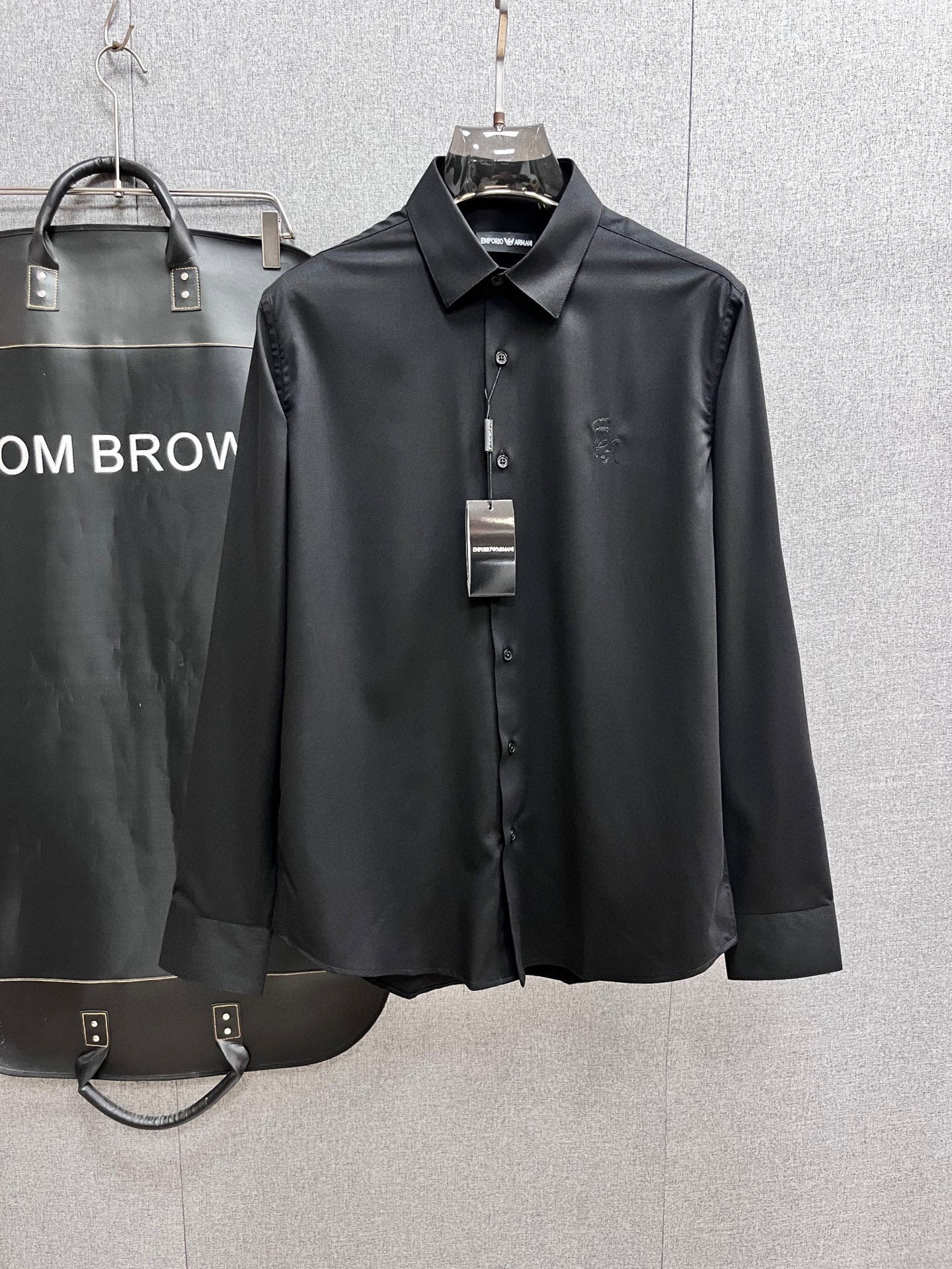 NO:596407,.[Armani] Fashionable and simple spring and autumn shirts are famous for their simple and delicate design and high-quality details. They are perfectly cut and marked with the latest British hanging point thread technology. They are even more perfect. The materials are meticulous and suitable for any occasion. They feel excellent, comfortable and breathable! It is the choice of men who pay attention to practicality and quality. The quality of the original order is synchronized with the official website [strong]. New models are on the market and sold immediately. There are large quantities [handshake] 174 140 pounds. Wear L The maximum weight is 190 pounds. M-3XL., armani, shirts, alexander wang19860909.【 阿玛尼】 时尚简约 春秋衬衫 简洁细腻的设计和高质细节而闻名,裁剪完美,后标最新英国吊点线技术,更加完美,用料一丝不苟,适合任何场合, 手感极佳 舒服又透气! 是注重实用和品质的男士的选择.原單品質 官網同步[强].新款上市 即转即卖 有大货[握手] 174 140斤 穿L 最大穿190斤.M-3XL.,,armani,shirts,alexander wang,Men's clothing