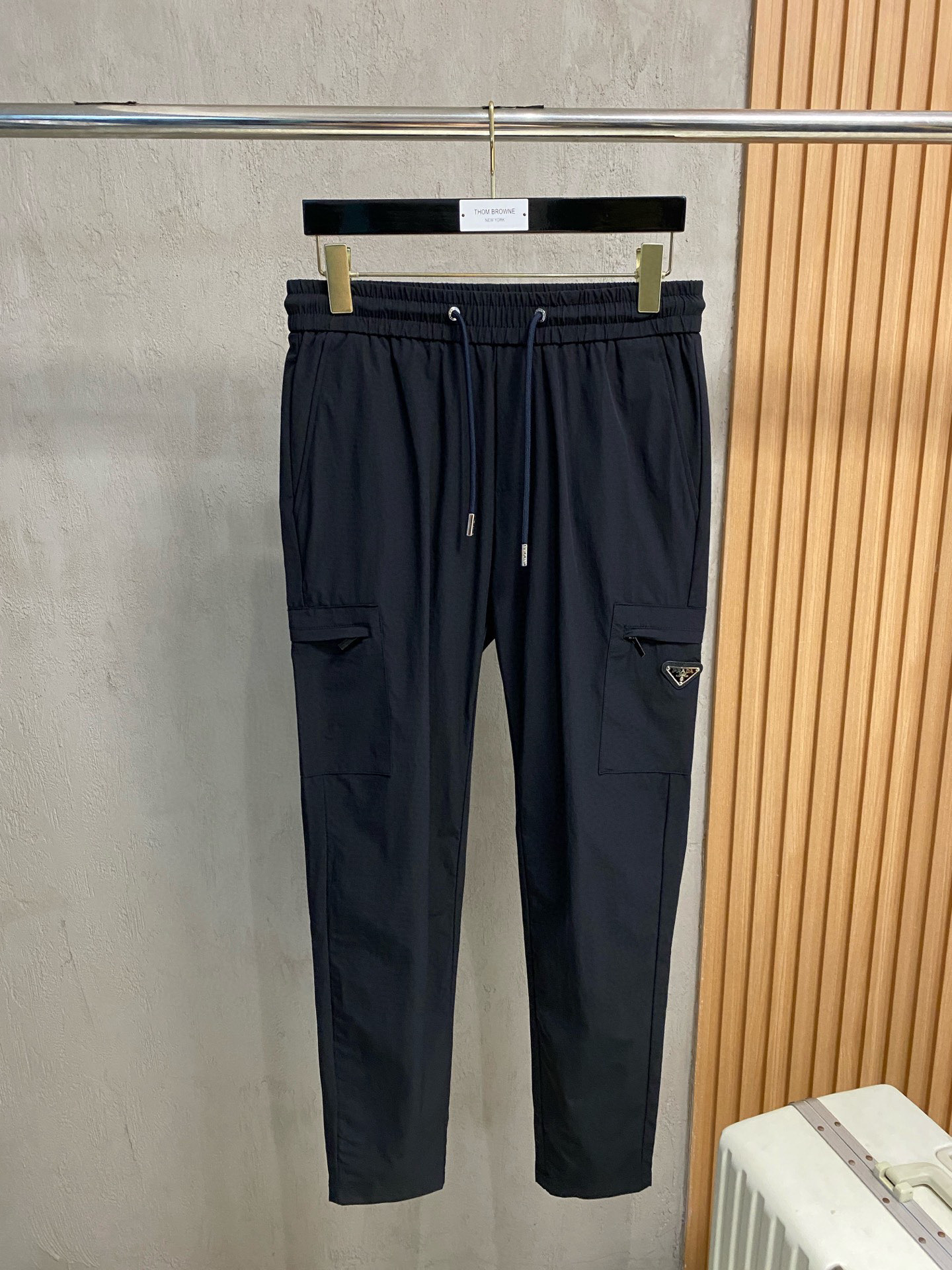 NO:596415,Prada exclusively offers new casual pants, high-end versions!  Customized fabrics at the counter are highly comfortable, with impeccable details and brand element design concepts, reflecting high quality. They feel delicate and soft!  It presents a casual cut and the upper body shape is awesome!  Size M-3XL,,prada,alexander wang19860909普拉达独家专供新款休闲裤 高端版本！专柜定制面料 舒适度高,细节无可挑剔,品牌元素设计理念,体现高品质.手感细腻柔软！呈现休闲裁剪,上身版型超赞！码数M-3XL,,prada,alexander wang,Men's clothing