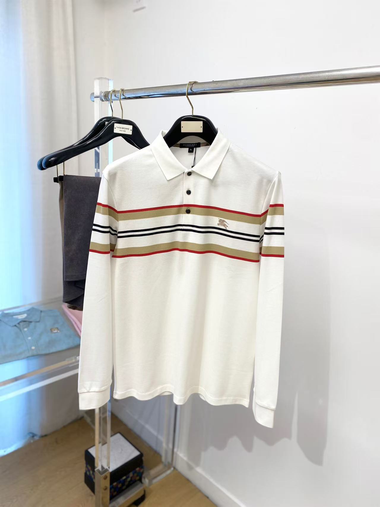 NO:544913,.【Burberry】 Fashionable and simple, early autumn base shirt is famous for its simple and delicate design and high-quality details, perfect cut, and the latest British hanging dot and line technology after the label is more perfect, the materials are meticulous, suitable for any occasion, excellent feel, comfortable and breathable! It is the choice of men who focus on practicality and quality. Original quality, official website synchronous [strong]. New model is available for sale immediately, and there are large products [handshake] 174 140 jin, wear L, maximum wear jin. M-3XL.,,burberry,alexander wang19860909.【 巴宝莉】 时尚简约 早秋打底衫 简洁细腻的设计和高质细节而闻名,裁剪完美,后标最新英国吊点线技术,更加完美,用料一丝不苟,适合任何场合, 手感极佳 舒服又透气! 是注重实用和品质的男士的选择.原單品質 官網同步[强].新款上市 即转即卖 有大货[握手] 174 140斤 穿L 最大穿斤.M-3XL.,,burberry,alexander wang,Men's clothing