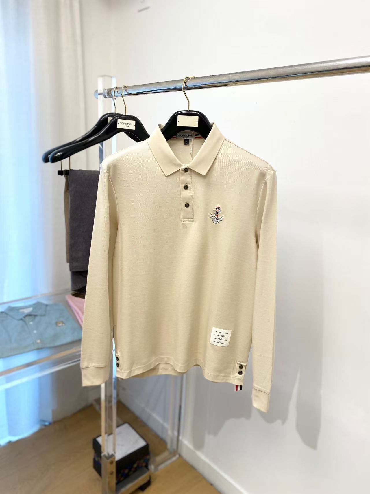 NO:544905,.【TB】 Fashionable and simple, early autumn base shirt is famous for its simple and delicate design and high-quality details, perfect cut, and the latest British hanging dot and line technology after the label is more perfect, the materials are meticulous, suitable for any occasion, excellent feel, comfortable and breathable! It is the choice of men who focus on practicality and quality. Original quality, official website synchronous [strong]. New model is available for sale immediately, available in large products [handshake] 174 140 jin, wear L, maximum wear jin. M-3XL.,,alexander wang19860909.【 TB】 时尚简约 早秋打底衫 简洁细腻的设计和高质细节而闻名,裁剪完美,后标最新英国吊点线技术,更加完美,用料一丝不苟,适合任何场合, 手感极佳 舒服又透气! 是注重实用和品质的男士的选择.原單品質 官網同步[强].新款上市 即转即卖 有大货[握手] 174 140斤 穿L 最大穿斤.M-3XL.,,alexander wang,Men's clothing