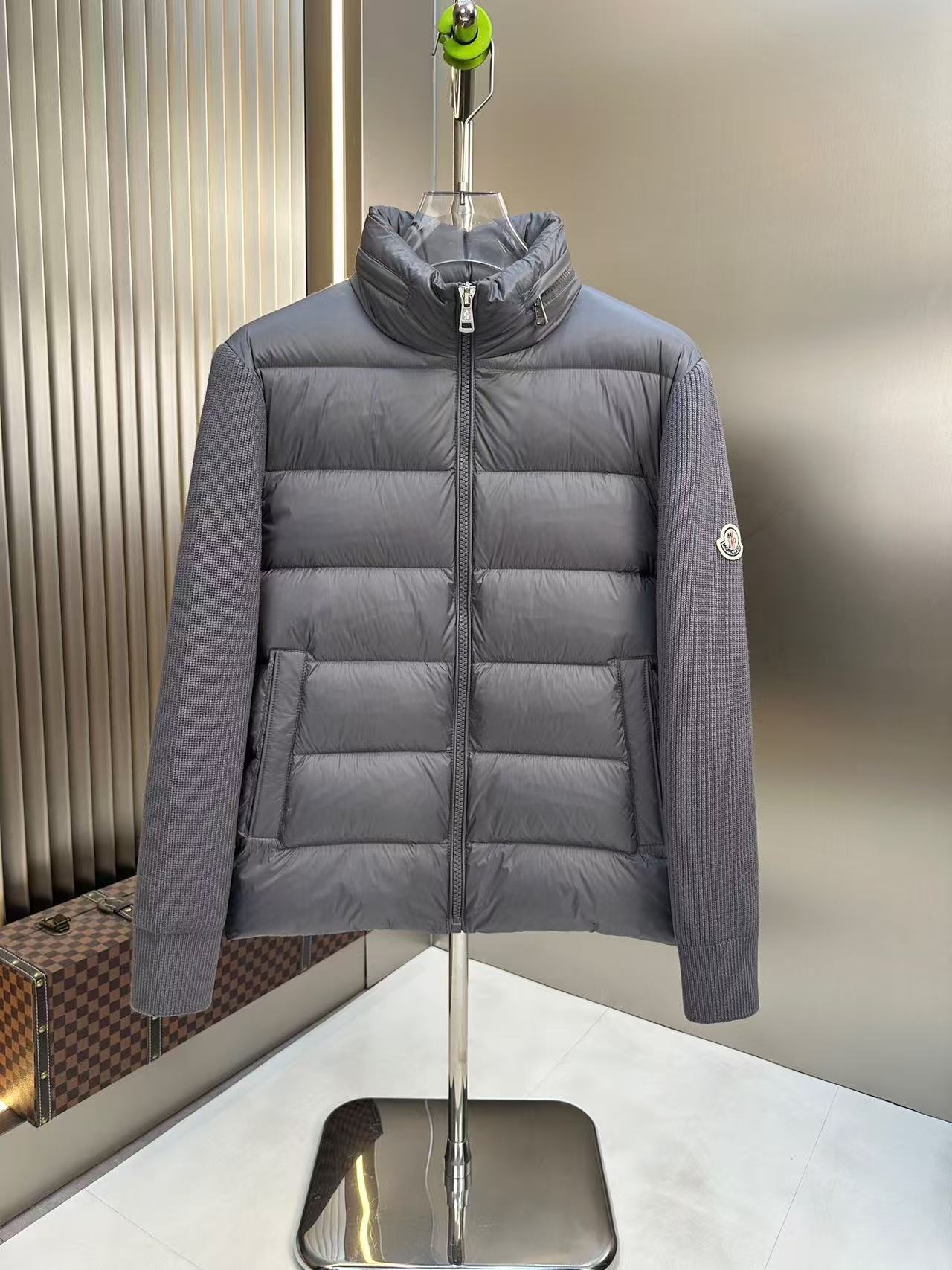 NO:596412,[Mouth Mouth] Simple autumn and winter. Down jacket 90 white duck down aristocratic high-level request order, high standard customization. The upper body is very stylish, classic and versatile. Customer-supplied hardware. Each one has a unique logo. It can be matched with any fashion in winter. A real top order. The pattern is also very good. Slim version. Highly recommended. 175. Wear L at 140 pounds. The maximum wear is about 190 pounds. It is recommended to report the height and weight.  .M-3XL.,,Moncler,down jacket,alexander wang19860909【 蒙口】秋冬简约.羽绒服 90白鸭绒贵族高级别要求订单 高标准定制　上身非常有型 经典百搭 客供五金 每颗都有独特logo 冬季任何时装都可以搭配　真正的顶级订单 版型上也是非常的好 修身版型 强烈推荐.175 140斤穿L 最大穿190斤左右 .建 议报身高体重配码 .M-3XL.,,Moncler,down jacket,alexander wang,Men's clothing