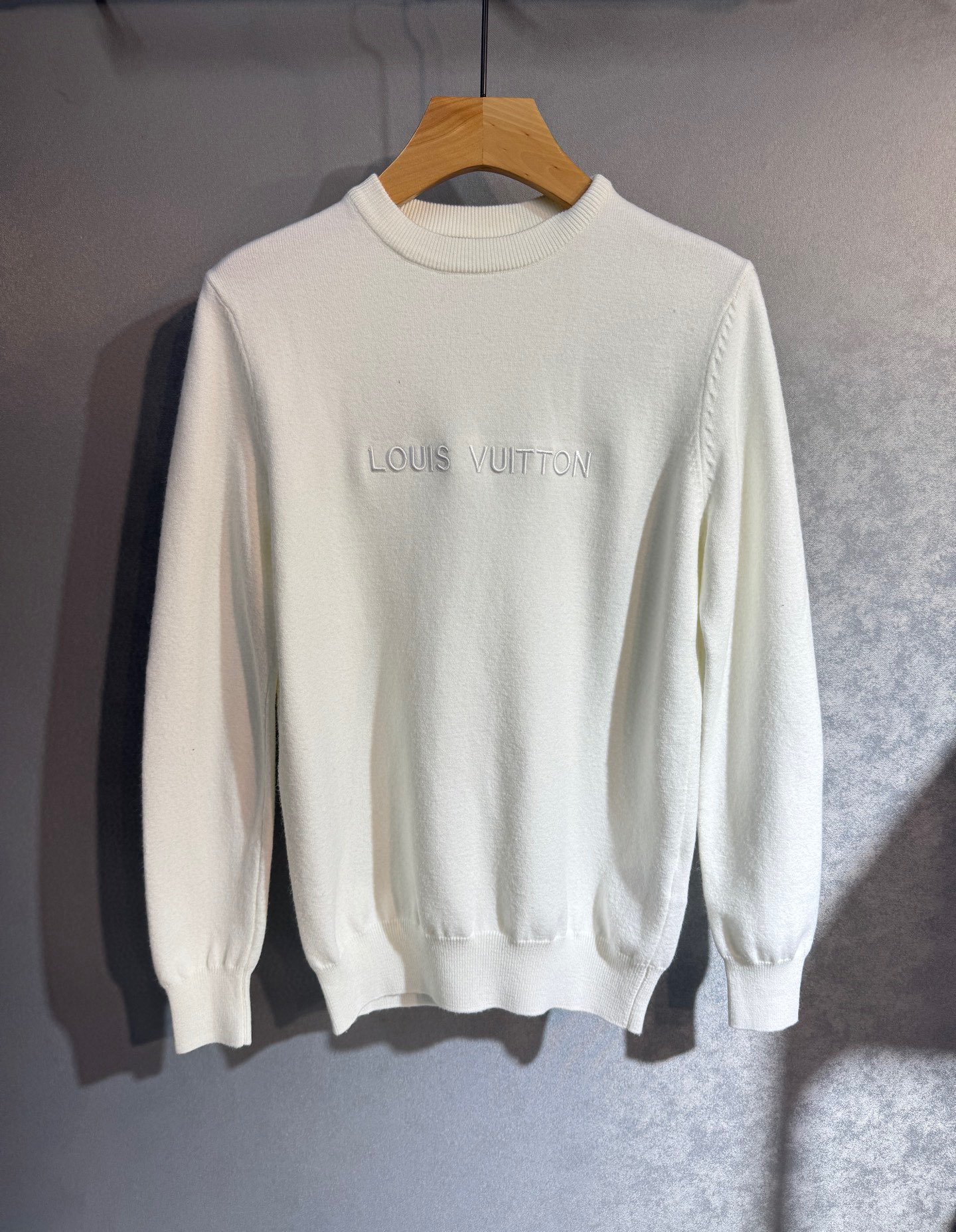 NO:595733,[LV] Autumn and winter simple woolen sweaters, top quality, versatile temperament, woolen sweaters, sweaters, taste and value. The wear and details adhere to the tradition of big brands to add charm to fashion. The unique line design exudes a strong British style, is very modern and inherits the traditional concept. Precious fabrics are smoother, softer and more breathable. Exquisite workmanship, three-dimensional tailoring style brings texture enjoyment. M-4XL.174 140 catties wearing L  Can wear up to 200 pounds,,louis vuitton,sweaters,alexander wang19860909【 LV】秋冬简约 羊毛 针织衫 顶尖品质 百搭气质 羊毛衫 毛衣 品味 价值 身穿或细节都秉承大牌的传统给时尚添加魅力,独有的线条设计散发着浓郁的英伦风情,极具现代感亦承袭了传统理念.珍贵面料更加光滑,柔顺,透气.精致的做工,立体剪裁风格带来质感享受.M-4XL.174 140斤穿L 最大可以穿200斤,,louis vuitton,sweaters,alexander wang,Men's clothing