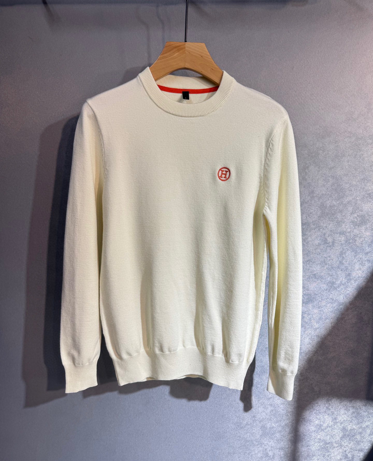 NO:595739,[Hermès] Autumn and winter simple woolen sweaters, top quality, versatile temperament, woolen sweaters, sweaters, taste and value. The wear and details adhere to the tradition of big brands to add charm to fashion. The unique line design exudes a strong British style, is very modern and inherits the traditional concept. Precious fabrics are smoother, softer and more breathable. Exquisite workmanship, three-dimensional tailoring style brings texture enjoyment. M-4XL.174 140 pounds wearing L  Can wear up to 200 pounds, hermes, sweaters, alexander wang19860909【 爱马仕】秋冬简约 羊毛 针织衫 顶尖品质 百搭气质 羊毛衫 毛衣 品味 价值 身穿或细节都秉承大牌的传统给时尚添加魅力,独有的线条设计散发着浓郁的英伦风情,极具现代感亦承袭了传统理念.珍贵面料更加光滑,柔顺,透气.精致的做工,立体剪裁风格带来质感享受.M-4XL.174 140斤穿L 最大可以穿200斤,,hermes,sweaters,alexander wang,Men's clothing