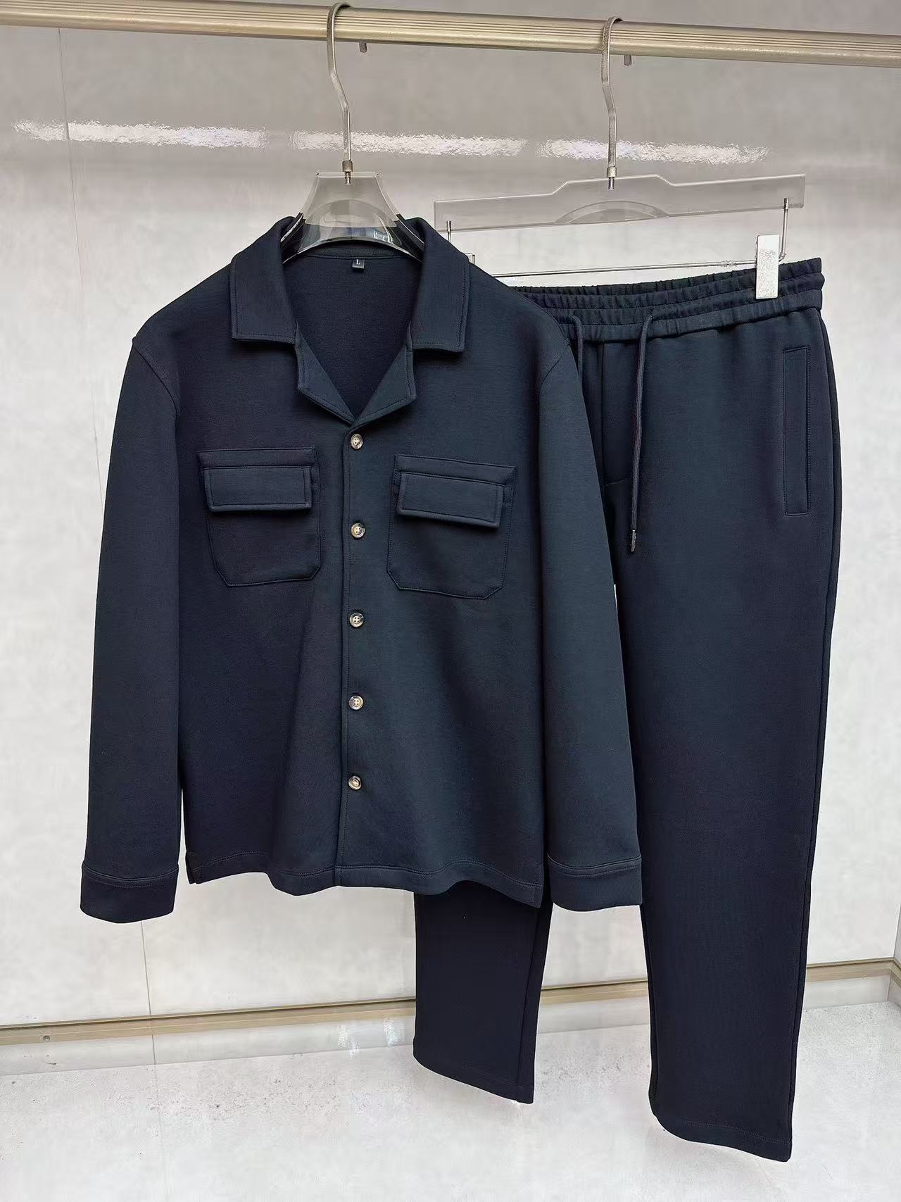 NO:544793,【LP】Hot-up a high-end!  Aristocratic suit [Rose][Rose] The original single-quality exclusive high-quality major brand suits are all top European and American styles and fabrics handmade, and the works of the world's top designers, with international fashion brands, reflecting elegance, personality, fashion. Our company does not attract customers at low prices, but starts with quality, taste, connotation and some top design elements. 140 catties wear L can wear 200 catties. Standard size M-4XL.,,loro piana,alexander wang19860909【 LP】爆款a 高端 ！贵族套装 [玫瑰][玫瑰]原单品质独家首选高品质各大品牌套装,全是欧美顶级爆款花色及面料手工,世界顶尖设计师作品,具备国际时尚大牌元素,体现高雅、个性、时尚[强][强][强].本公司不是以低价格吸引客户,是以品质、品味、内涵以及一些顶级设计元素为起点. 140斤 穿L 可以穿200斤.标准尺码 M-4XL.,,loro piana,alexander wang,Men's clothing