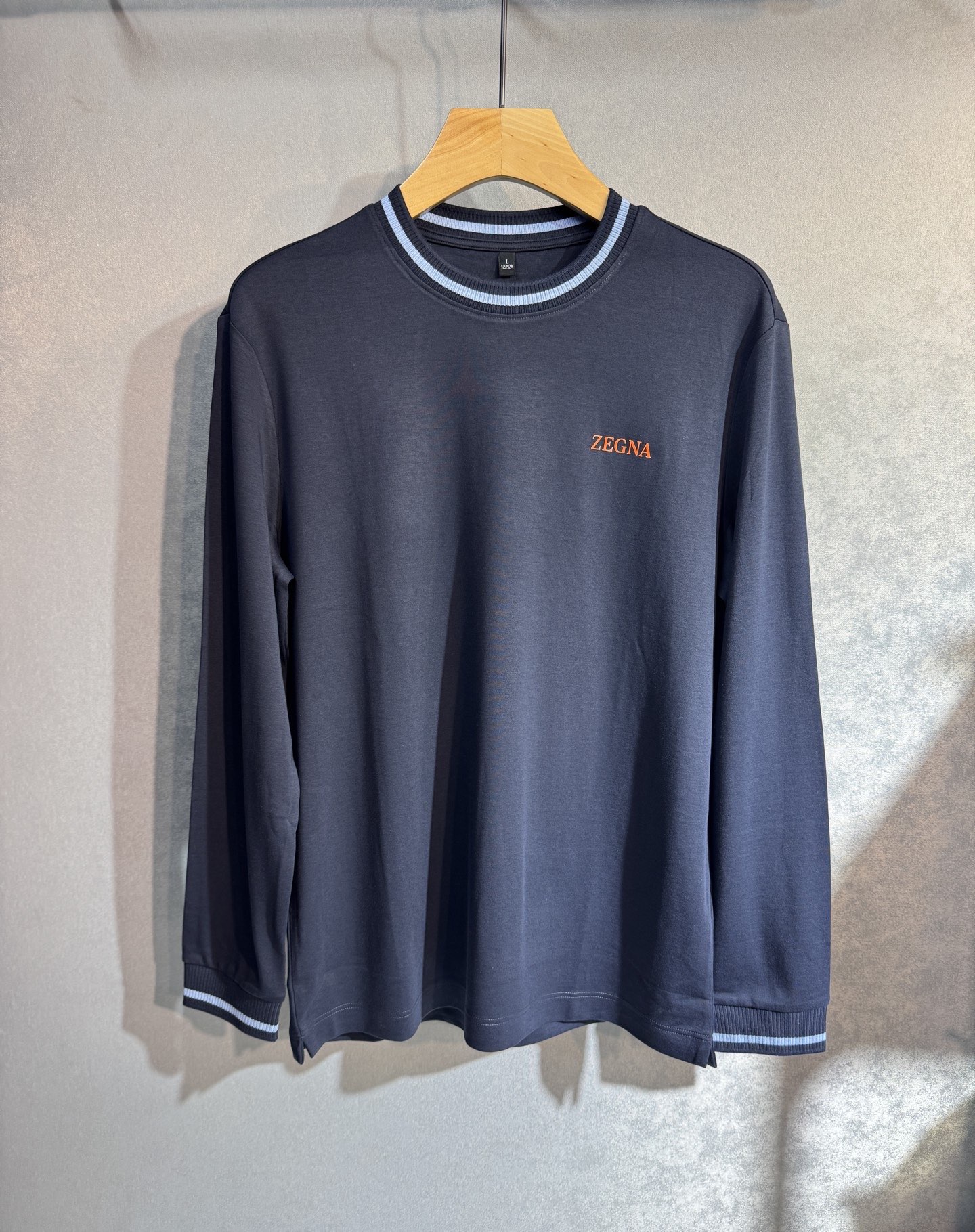 NO:599712,.Emenia Ermenegildo Zegna's new autumn and winter counter, fashionable casual bottoming long-sleeved T-shirt, made of imported high-density double-sided stretch cotton fabric, made with exquisite original logo, excellent in comfort and breathability, soft and anti-wrinkle, elastic and drapey. It is handsome whether worn alone or as an inner layer. It conforms to men's practical dressing habits, pursues luxury, noble and elegant style, and creates extraordinary men's taste. The visual effect is very good, the grade is very high, simple and fashionable, a must-have choice for leisure and business!  Size M-3XL,,zegna,tees,t-shirt,alexander wang19860909.杰尼亚 秋冬专柜新款 时尚休闲打底衫长袖T恤,精选进口高密度双面拉架棉面料,精致原版logo打造,舒适性与透气性兼优,柔软抗皱弹性和垂性极佳,无论是单穿或是内搭都是帅气十足,吻合了男性实用穿衣习惯,追求奢华高贵优雅风范,打造不凡男士品味,视觉效果非常赞,档次极高,简约时尚,休闲商务必备之选！ 码数M-3XL,,zegna,tees，t-shirt,alexander wang,Men's clothing