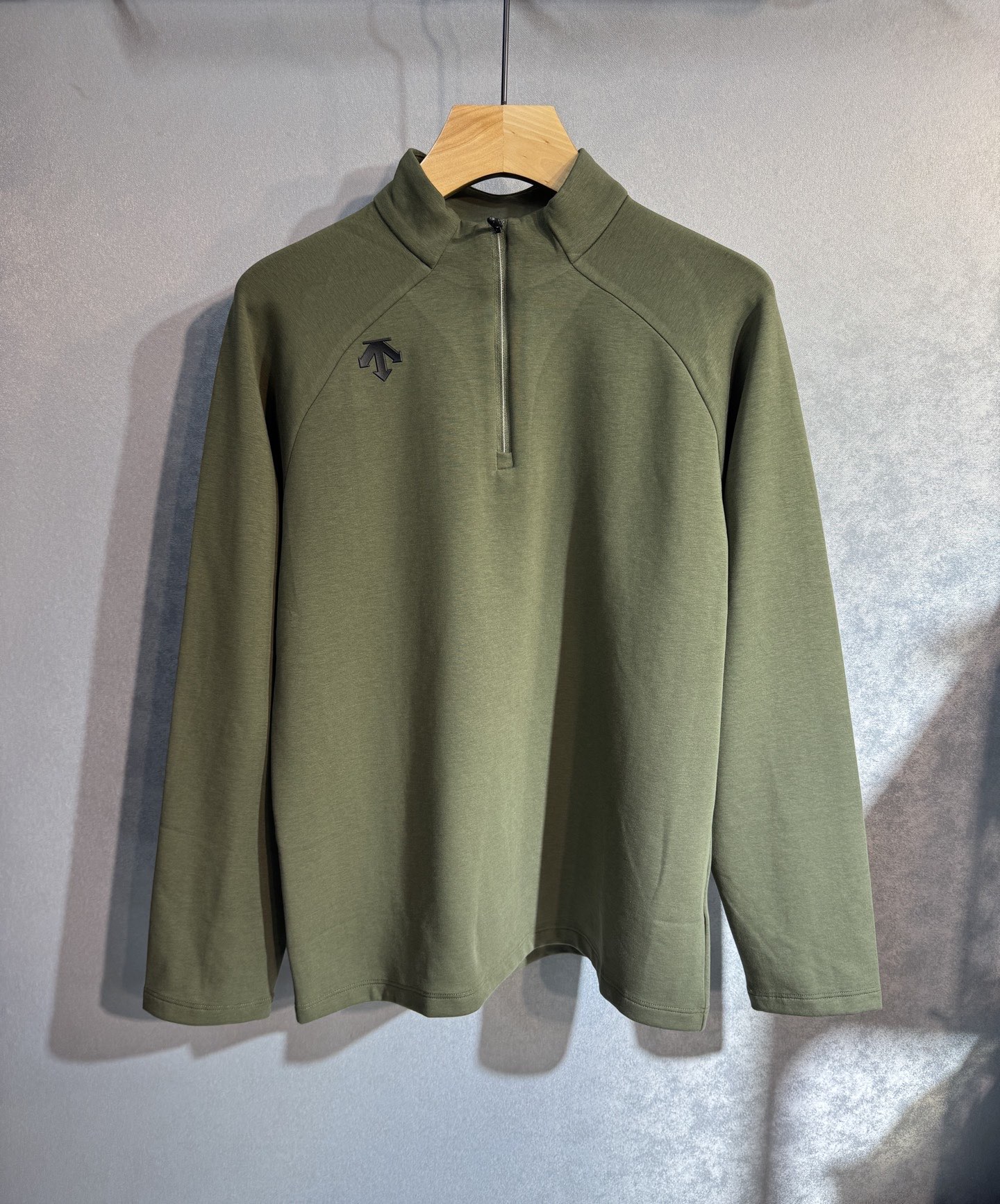 NO:599700,Descente ss new fashion casual stand-up collar single wear business casual high-end material long sleeves comfortable and warm!  Anti-pilling, non-irritating to the skin, can be worn close to the skin, and designed with luxurious classic elements!  There is not too much complicated craftsmanship. It is about the integration of design and materials. Simple European style. A must-have for autumn and winter. Counter size M-3xL,,alexander wang19860909迪桑特 ss新品时尚休闲立领单穿商务休闲高档材质长袖舒适保暖！抗起球不刺激皮肤,可贴身穿,奢华经典元素设计！没有过多复杂的工艺 玩的就是设计与材质的融合 简约的欧风 秋冬季必备 专柜尺码M-3xL,,alexander wang,Men's clothing