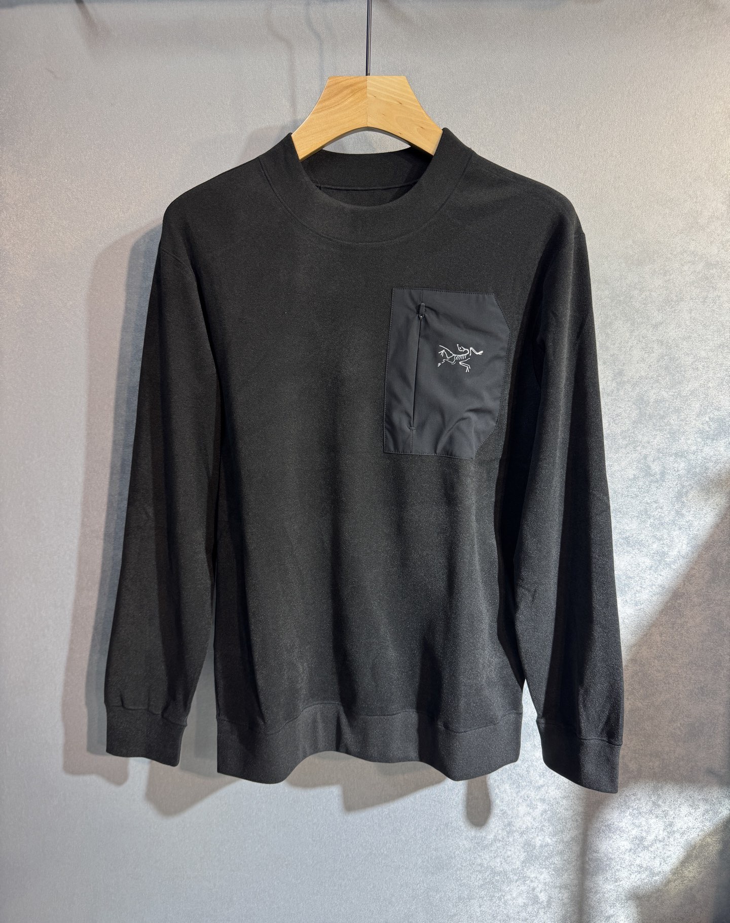 NO:599709,Arc'teryx's new autumn and winter long-sleeved T-shirt is made of high-quality Italian custom-made cotton fabric, breathable and comfortable, made of high-density, fashionable and versatile, and very handsome. The classic logo is more durable and less likely to deform. The counter version can be easily held in various styles. It can be worn as a base or alone. The classic fashion style that is sought after every year has become popular all over the world!  608颜色 灰色 蓝色 绿色.码数M-3XL(下单请报身高体重),arc'teryx,alexander wang19860909始祖鸟 秋冬新款长袖T 高品质意大利定制纯棉面料,透气舒适,高密度制作,时尚百搭,帅气十足.经典Logo标志 更耐穿更加不易变形,专柜版型,各种风格都能轻松Hold住,可打底可单穿,年年被追捧的经典时尚款 已经风靡全球！608颜色 灰色 蓝色 绿色.码数M-3XL(下单请报身高体重),arc'teryx,alexander wang,Men's clothing