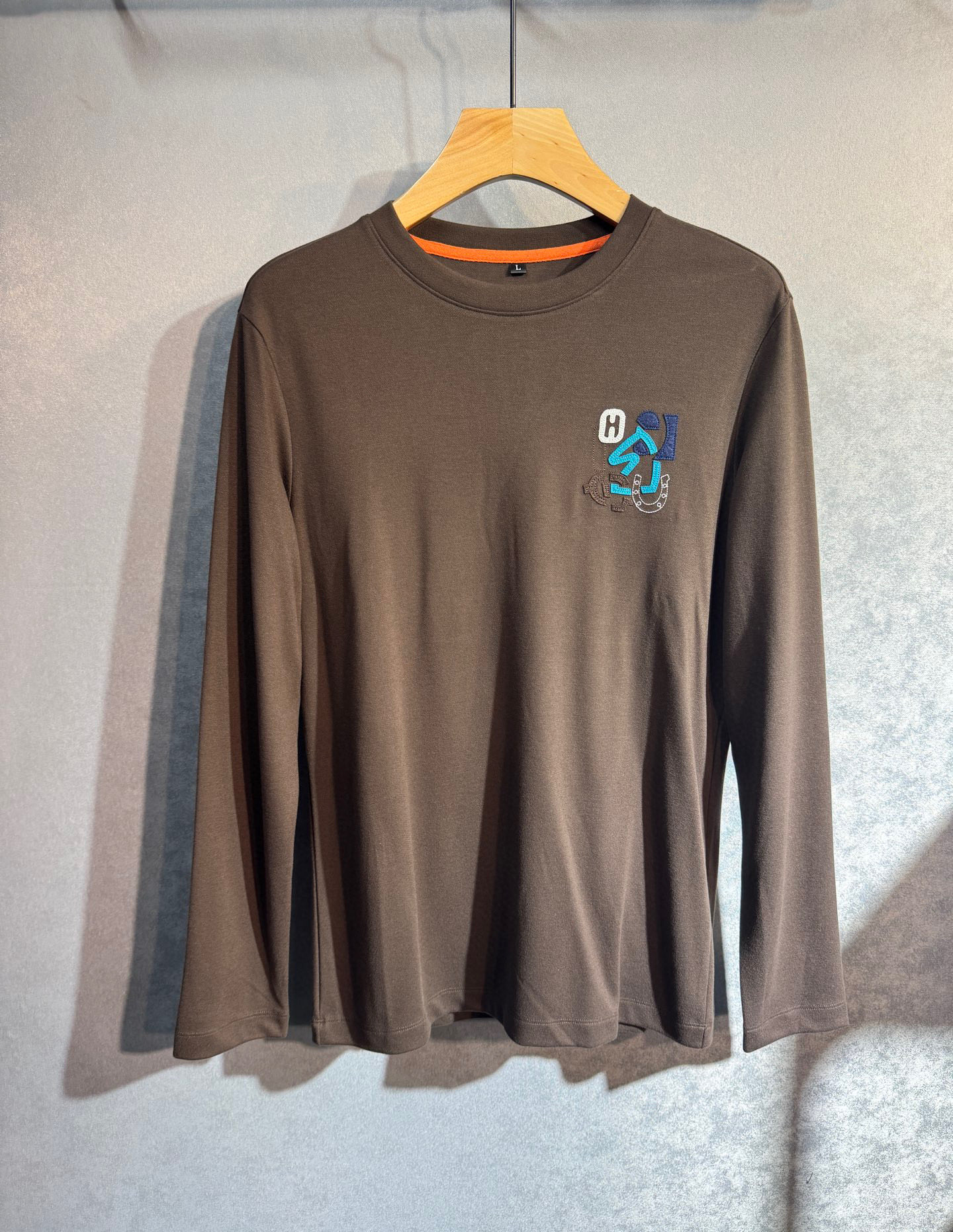 NO:595727,.[Hermès] Stylish and simple early autumn bottoming shirt. It is famous for its simple and delicate design and high-quality details. It is perfectly cut and marked with the latest British hanging point thread technology on the back. It is even more perfect. The materials are meticulous and suitable for any occasion. It feels excellent, comfortable and breathable! It is the choice of men who pay attention to practicality and quality. The quality of the original order is synchronized with the official website [strong]. New models are on the market. Sold immediately. There is a large stock [handshake] 174 140 pounds. Wear L The maximum wear is 200 pounds. M-4XL., hermes, alexander wang19860909.【 爱马仕】 时尚简约 早秋打底衫 简洁细腻的设计和高质细节而闻名,裁剪完美,后标最新英国吊点线技术,更加完美,用料一丝不苟,适合任何场合, 手感极佳 舒服又透气! 是注重实用和品质的男士的选择.原單品質 官網同步[强].新款上市 即转即卖 有大货[握手] 174 140斤 穿L 最大穿200斤.M-4XL.,,hermes,alexander wang,Men's clothing