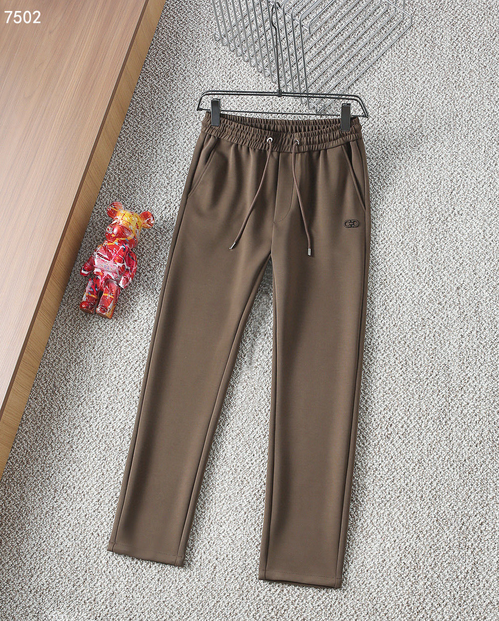 NO:599745,[Ferragamo] Simple and fashionable, autumn and winter casual pants are very comfortable to wear. They are low-key yet luxurious. They are very classy when worn. Needless to say the style and cut of the pants. The upper body is exquisite and vivid. Really first-class and top-quality materials. Really palace-level casual pants, using Turkish cotton to produce the most famous denim fabric. The quality is outstanding. After heavy washing, the pants are very soft!  The straight-leg version is not picky. The upper body is absolutely stylish. The waistband is inlaid with silver jewelry. It is extremely luxurious. M-4XL.,,ferragamo,alexander wang19860909【 菲拉格慕】简约时尚 秋冬休闲裤身穿着非常舒适 低调不失奢华 穿出去非常有档次,裤型款式和裁剪亦无需多言 上身精致跃然.真正一等一顶级质料 真正殿堂级的休闲裤,选用土耳其的棉花 生产出最有名的单宁布 品质卓然,经过重水洗使得裤子很柔软！直脚的版型 不挑人 上身绝对的有型 裤腰镶嵌银饰达人设计 极度奢华.M-4XL.,,ferragamo,alexander wang,Men's clothing