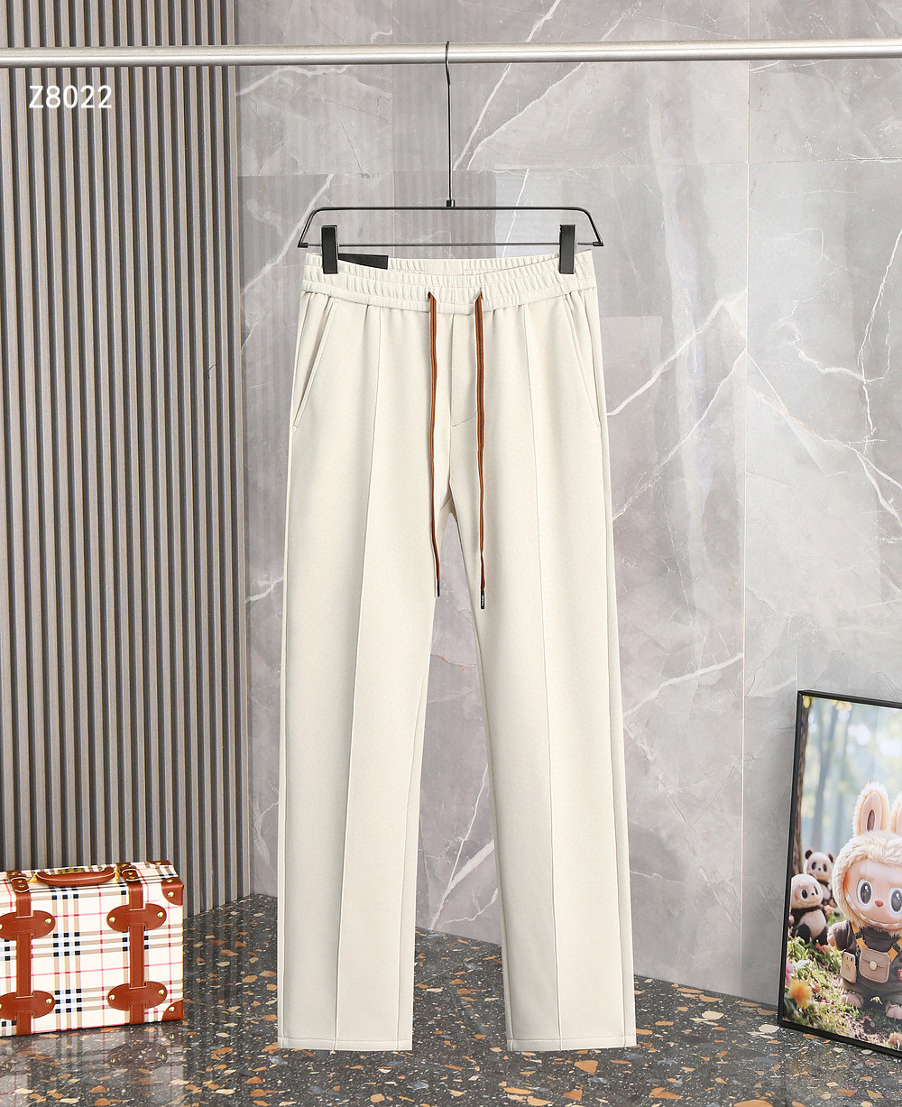 NO:599760,[Emenia Ermenegildo Zegna] Simple and fashionable, autumn and winter casual pants are very comfortable to wear. They are low-key yet luxurious. They are very classy when worn. Needless to say the style and cut of the pants. The upper body is exquisite and vivid. Really first-class and top-quality materials. Really palace-level casual pants, using Turkish cotton to produce the most famous denim fabric. The quality is outstanding. After heavy washing, the pants are very soft!  The straight-leg version is not picky. The upper body is absolutely stylish. The waistband is inlaid with silver jewelry. It is extremely luxurious. 30-42.,,zegna,alexander wang19860909【 杰尼亚】简约时尚 秋冬休闲裤身穿着非常舒适 低调不失奢华 穿出去非常有档次,裤型款式和裁剪亦无需多言 上身精致跃然.真正一等一顶级质料 真正殿堂级的休闲裤,选用土耳其的棉花 生产出最有名的单宁布 品质卓然,经过重水洗使得裤子很柔软！直脚的版型 不挑人 上身绝对的有型 裤腰镶嵌银饰达人设计 极度奢华.30-42.,,zegna,alexander wang,Men's clothing