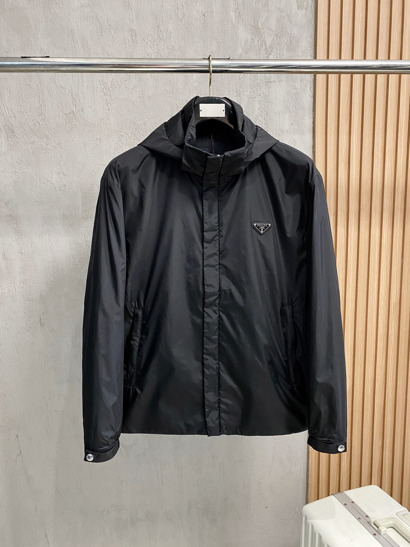 NO:544719,.Prada-Prada# 25 Autumn and Winter Men's High-end Series Cotton Clothing Added 80g Korean imported spunlace cotton, high-end boutique series, same style for men and women, trading company channel orders, official website counter series for sale, the industry's exclusive first-time classic main line, the most popular series of men and women, classic urban casual style, versatile and simple style, couple jackets!  It can be said to be a must-have for autumn and winter. A brand new design style, subversive design, iconic brand pattern logo, new dustproof fabric, light waterproof, casual T-shirt, super fashionable upper body, especially easy to match. The autumn and winter concave style is naturally indispensable, and its outfit is very powerful. Basically, all types are easy to control. The casual style configuration will not be uncomfortable. The new style and tone are more outstanding and outstanding. The charm of the outfit is naturally more advanced, more outstanding and more handsome, but it does not lose its temperature. Whether it is for external wear or internal wear, I believe this style is the perfect choice!  !  !  Color black blue Number of code M L XL 2XL 3XL,,prada,prada,jackets & coats,tees,t-shirt,alexander wang19860909.Prada-普拉达# 25秋冬 男装高端系列棉服 内加80g韩国进口水刺棉,高端精品系列,男女同款,贸易公司渠道订单,官网专柜在售系列,业内独家首发经典主线里最抢手最火爆的系列男女同款,经典都市休闲风尚,百搭简约范,情侣款外套！可以说是秋冬季必备款了 全新设计风格,颠覆认知的设计,标志性品牌图案标识,全新防尘面料,轻度防水,随便搭件T恤,上身超时髦,特别的便于搭配,秋冬季凹造型自然是少不了这样的高档配置,并且它的穿搭魔力十分之强大,基本上各种类型都是轻而易举的驾驭,休闲的版型配置,不会不适感,全新风格以及调性更加的出色更加的出众,穿搭的魅力自然也更加的高级,更加的出彩更加的显帅,但是又不失温度,无论是外穿还是内搭,我相信此款都是完美之选！！！ 颜色黑色 蓝色 码数M L XL 2XL 3XL,,prada,prada,jackets & coats,tees，t-shirt,alexander wang,Men's clothing