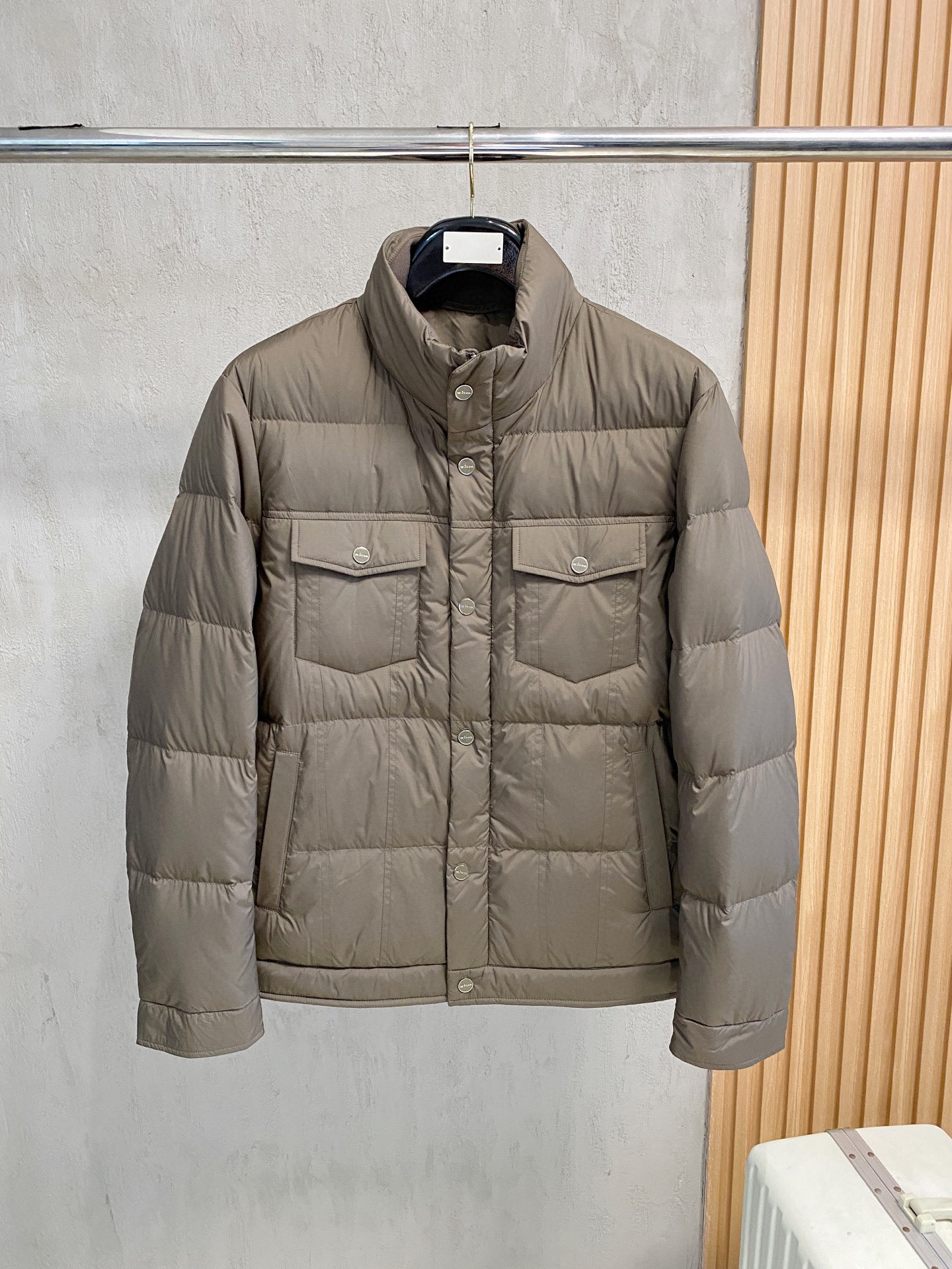 NO:544735,.Kiton-Chiton 25 autumn and winter men's fashionable stand-up collar down jacket, light luxury and fashionable casual style, lightweight, warm and soft!  The low-key series is fashionable and versatile, and it is stylish!  Hong Kong trade orders, super grass-planting single item!  As a brand that everyone should look up to, they have no suspense in their control over the supply. The very cool, light and flowing hooded down jacket has a more charming logo badge; the small hooded design, functional slanted pockets on both sides, and a very textured original paint original buckle, which easily demonstrates the brand recognition and super specifications. The upper body is absolutely eye-catching!  !  !  The overall material is also super capable!  Made of imported Italian fabrics, with a high-end touch of a century-old brand. The inner velvet content is 90 white goose down, 10 feathers, the body is full of horizontal quilt, full of full fluff, very good elasticity, and the outer nylon fabric. If you have any questions, you can detachably check it. The filling amount is extremely high, the style is perfect, and it is not bloated. It interprets the series' simple aesthetic style, the upper body effect is light and warm, and the cold effect is full!! A high street luxury with appearance and performance is absolutely super heavyweight that explodes the street. Color black blue apricot color. Number of M L XL 2XL 3XL,, down jacket, hats, alexander wang19860909.Kiton-奇顿 25秋冬男士时尚立领羽绒服 轻奢时尚休闲风格,轻盈保暖柔软！低调系列时尚百搭,就是有型！香港贸易订单款,超级种草的神仙单品！作为大家都要仰视的品牌,他们对货源的把控也毫无悬念的严格,非常酷炫轻盈飘逸的连帽羽绒服 更具魅力感Logo徽章；小连帽设计,两侧功能性斜插的口袋,很有质感的原漆原版四合扣,轻松的彰显品牌辨识度跟超强规格性能,上身绝对超级惹眼！！！整体的材质也是超级能打！采用意大利进口面料打造,具有百年品牌的高端触感 内里绒子含量90白鹅绒打造,10羽毛,满身横线绗缝充绒饱满,蓬松感十足回弹性特别好,外层锦纶面料.如有疑问,可拆开检验,充绒量极高,版型完美,时尚不臃肿,演绎系列的简约美学风格,上身效果轻盈保暖,御寒效果满分! !一款颜值跟性能同步在线的高街奢物,绝对炸街的超级重磅 颜色黑色 蓝色 杏色 码数M L XL 2XL 3XL,,down jacket,hats,alexander wang,Men's clothing