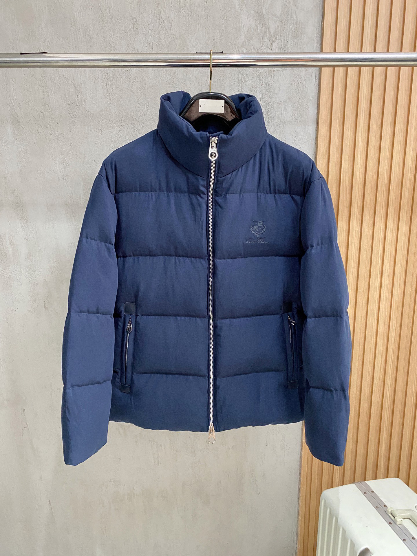 NO:544751,.Loro Piana 25 autumn and winter men's fashionable stand-up collar down jacket, light luxury and fashionable casual style, lightweight, warm and soft!  The low-key series is fashionable and versatile, and it is stylish!  Hong Kong trade orders, super grass-planting single item!  As a brand that everyone should look up to, they have no suspense in their control over the supply. The very cool, light and flowing hooded down jacket has a more charming logo badge; the small hooded design, functional slanted pockets on both sides, and a very textured original paint original buckle, which easily demonstrates the brand recognition and super specifications. The upper body is absolutely eye-catching!  !  !  The overall material is also super capable!  Made of imported Italian fabrics, with a high-end touch of a century-old brand. The inner velvet content is 90 white goose down, 10 feathers, the body is full of horizontal quilt, full of fluff, very good elasticity, and the outer nylon fabric. If you have any questions, you can detachably check it. The filling amount is extremely high, the style is perfect, and it is not bloated. It interprets the series' simple aesthetic style, the upper body effect is light and warm, and the cold effect is full!! A high street luxury with appearance and performance is absolutely super heavyweight that explodes the street. Color blue apricot color. Number of codes M L XL 2XL 3XL,,loro piano, down jacket,hats,alexander wang19860909.Loro Piana 诺悠翩雅 25秋冬男士时尚立领羽绒服 轻奢时尚休闲风格,轻盈保暖柔软！低调系列时尚百搭,就是有型！香港贸易订单款,超级种草的神仙单品！作为大家都要仰视的品牌,他们对货源的把控也毫无悬念的严格,非常酷炫轻盈飘逸的连帽羽绒服 更具魅力感Logo徽章；小连帽设计,两侧功能性斜插的口袋,很有质感的原漆原版四合扣,轻松的彰显品牌辨识度跟超强规格性能,上身绝对超级惹眼！！！整体的材质也是超级能打！采用意大利进口面料打造,具有百年品牌的高端触感 内里绒子含量90白鹅绒打造,10羽毛,满身横线绗缝充绒饱满,蓬松感十足回弹性特别好,外层锦纶面料.如有疑问,可拆开检验,充绒量极高,版型完美,时尚不臃肿,演绎系列的简约美学风格,上身效果轻盈保暖,御寒效果满分! !一款颜值跟性能同步在线的高街奢物,绝对炸街的超级重磅 颜色蓝色 杏色 码数M L XL 2XL 3XL,,loro piana,down jacket,hats,alexander wang,Men's clothing