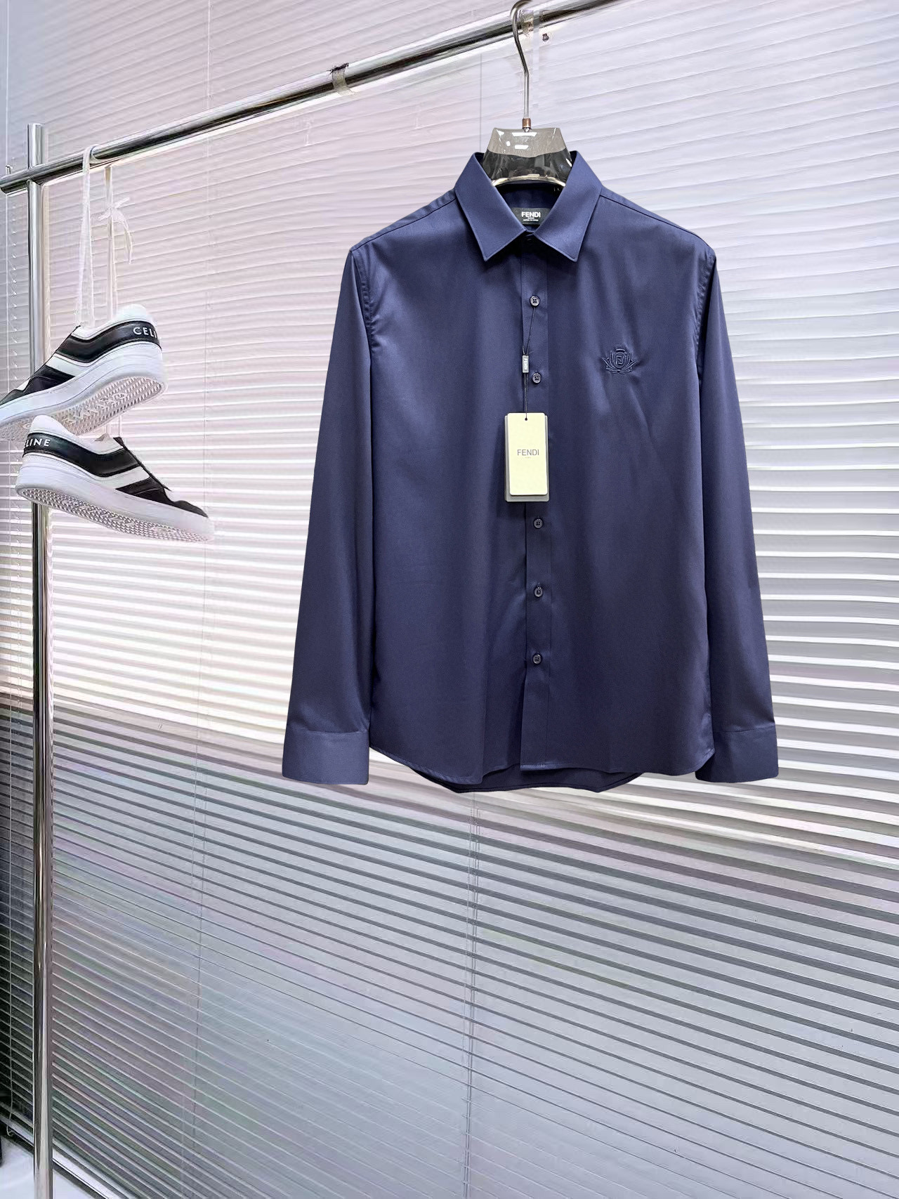 NO:544848,.【Fendi】 Fashionable and simple early autumn shirt is famous for its simple and delicate design and high-quality details, perfect cut, and the latest British hanging dot and line technology after the label is more perfect, the materials are meticulous, suitable for any occasion, excellent feel, comfortable and breathable! It is the choice of men who focus on practicality and quality. Original quality, official website synchronous [strong]. New model is available for sale immediately, available in large products [handshake] 174 140 jin, wear L, maximum wear jin. M-3XL.,,fendi,shirts,alexander wang19860909.【 芬迪】 时尚简约 早秋衬衫 简洁细腻的设计和高质细节而闻名,裁剪完美,后标最新英国吊点线技术,更加完美,用料一丝不苟,适合任何场合, 手感极佳 舒服又透气! 是注重实用和品质的男士的选择.原單品質 官網同步[强].新款上市 即转即卖 有大货[握手] 174 140斤 穿L 最大穿斤.M-3XL.,,fendi,shirts,alexander wang,Men's clothing