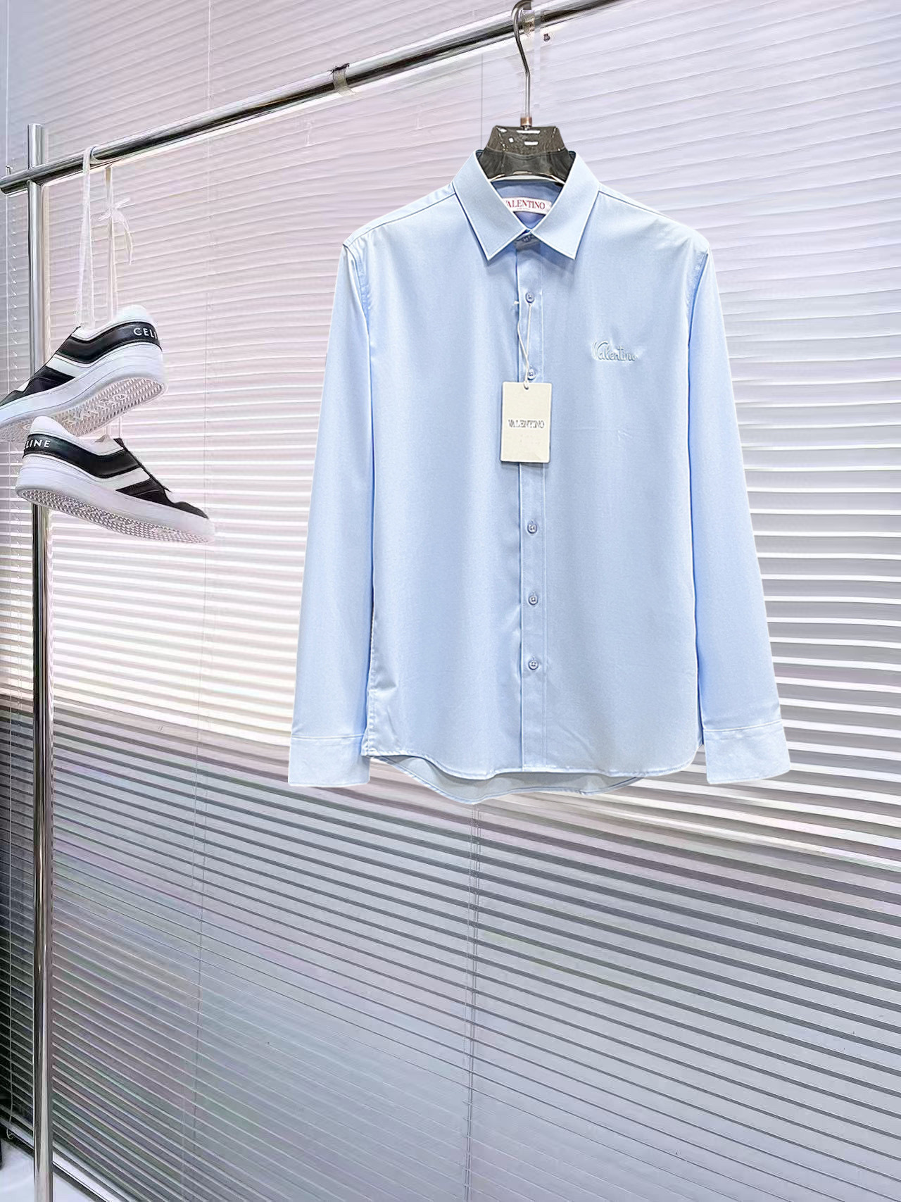 NO:544855,.【Valentino】 Fashionable and simple early autumn shirt is famous for its simple and delicate design and high-quality details, perfect cut, and the latest British hanging dot and line technology after the label is more perfect, the materials are meticulous, suitable for any occasion, excellent feel, comfortable and breathable! It is the choice of men who focus on practicality and quality. Original quality, official website synchronous [strong]. New model is available for sale immediately, available in large products [handshake] 174 140 jin, wear L, maximum wear jin. M-3XL.,,valentino,shirts,alexander wang19860909.【 华伦天奴】 时尚简约 早秋衬衫 简洁细腻的设计和高质细节而闻名,裁剪完美,后标最新英国吊点线技术,更加完美,用料一丝不苟,适合任何场合, 手感极佳 舒服又透气! 是注重实用和品质的男士的选择.原單品質 官網同步[强].新款上市 即转即卖 有大货[握手] 174 140斤 穿L 最大穿斤.M-3XL.,,valentino,shirts,alexander wang,Men's clothing