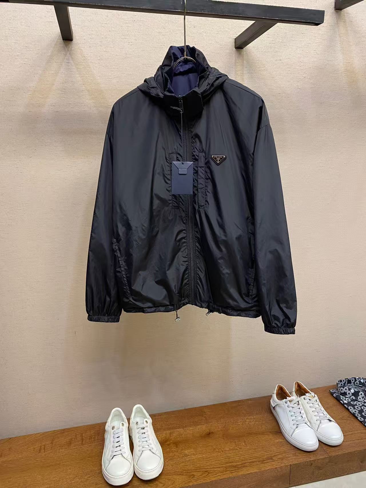 NO:711848,[Prada] Early autumn simple reversible coat, windbreaker, jacket noble high-level request order, high standard customization, the upper body is very stylish, classic and versatile, customer-supplied hardware. Each piece has a unique logo and can be matched with any fashion in winter. A real top order. The pattern is also very good. Slim fit. Highly recommended. 175. Wear L at 140 pounds. The maximum wear is about 190 pounds. It is recommended to report the height and weight.  .M-3XL.,,prada,jackets & coats,jackets & coats,19860909【 普拉达】早秋简约 双面穿 外套 风衣 夹克贵族高级别要求订单 高标准定制　上身非常有型 经典百搭 客供五金 每颗都有独特logo 冬季任何时装都可以搭配　真正的顶级订单 版型上也是非常的好 修身版型 强烈推荐.175 140斤穿L 最大穿190斤左右 .建 议报身高体重配码 .M-3XL.,,prada,jackets & coats,jackets & coats,,Men's clothing