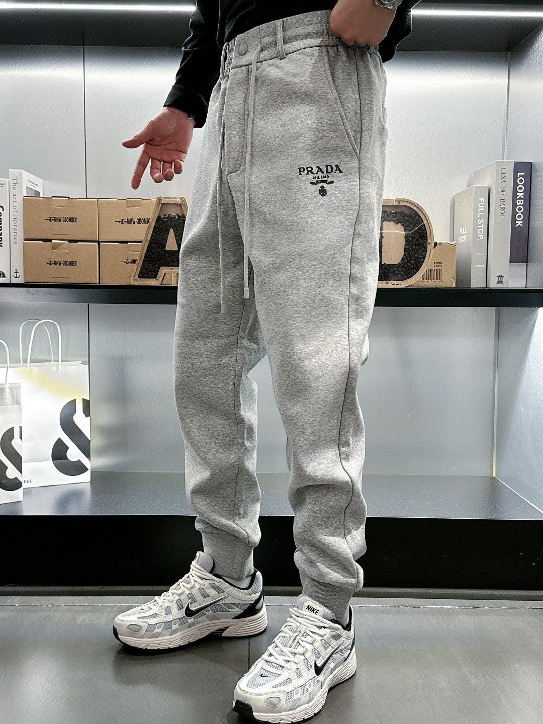 NO:544800,.25 Autumn and Winter # PD Mink Velvet One-piece plus velvet pants The most indispensable velvet product in autumn and winter, especially this brand of trousers, is really extremely rare. This model is the latest counter model this year. It has high-value products with performance and specifications online, making your matching more outstanding and diversified. Style splicing is also the latest street style this year. Not only is it exclusively interpreted, major brands have successively launched this style. It has luxury similar to fiber pants, which takes into account the comfort performance of casual pants, with the functional effect, which makes it more classy and fashionable. Secondly, it is the classic brand element embellishment of the trouser body. This element is definitely a classic among classics. While adding highlights, it also gives people a bright feeling.  With the slim fit and three-dimensional cutting design, the upper body looks very slim and stylish, and the matching performance is super outstanding and outstanding. The style rank is easy to portray, giving people a cool and handsome visual effect. Color black, gray, white, number of codes M L XL 2XL 3XL M size waist 74- hip 98- pants length 99- foot mouth 24 L size waist 78- hip 102- pants length 99- foot mouth 25 XL size waist 82- hip 106- pants length 100- foot mouth 26 2XL size waist 86- hip 110- pants length 101- foot mouth 27 3XL size waist 90- hip 114- pants length 102- foot mouth 28,,alexander wang19860909.25秋冬# PD 水貂绒一体加绒裤 秋冬最不能缺少的加绒产物,尤其是这种品牌的裤装单品,真的是极其的罕见,此款更是本年度的柜台最新款,性能与规格同步在线的高颜值产物,让你的搭配更加的出彩,更具备多元化 风格拼接打造,这也是今年最新的街头风尚,不仅独家在演绎,各大品牌都是相继推出了这种款式它带着类似于纤维裤的奢华兼顾了休闲裤的舒适性能,带着机能风的效果,更显档次与时尚性能感 其次则是裤身经典的品牌元素点缀,这个元素绝对是经典中的经典,增加看点的同时,更是给人一种眼前一亮的感觉 加上修身有度的版型立体裁剪设计,上身十分的显瘦有型,搭配性能超级的出色出彩,轻松的刻画风格段位,给人一种酷帅十足的视觉效果 颜色黑色 灰色 白色 码数M L XL 2XL 3XL M码腰围74-臀围98-裤长99-脚口24 L码腰围78-臀围102-裤长99-脚口25 XL码腰围82-臀围106-裤长100-脚口26 2XL码腰围86-臀围-110-裤长101-脚口27 3XL码腰围90-臀围114-裤长102-脚口28,,alexander wang,Men's clothing