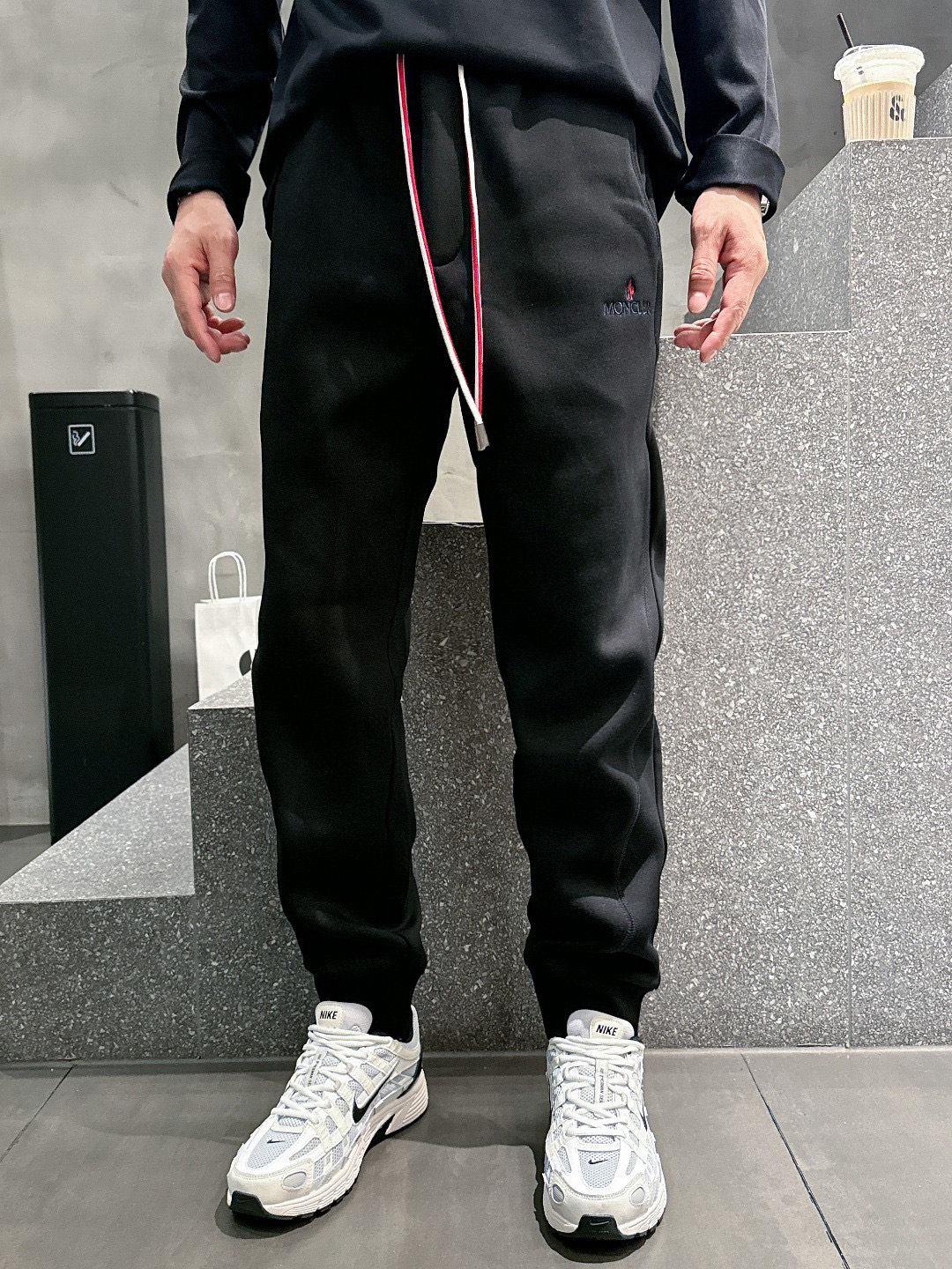 NO:544807,.25 Autumn and Winter # 25 Autumn and Winter # Mink Velvet One-piece plus velvet pants The most indispensable velvet product in autumn and winter, especially this brand of trousers, is really extremely rare. This model is the latest counter model this year. It has high-value products with performance and specifications online, making your matching more outstanding and diversified. Style splicing is also the latest street style this year. Not only is it exclusively interpreted, major brands have successively launched this style. It has luxury similar to fiber pants, which takes into account the comfort performance of casual pants, with the functional effect, which makes it more classy and fashionable. Secondly, it is the classic brand element embellishment of the trouser body. This element is definitely a classic among classics. While adding highlights, it also gives people a bright feeling.  With the slim fit and three-dimensional cutting design, the upper body looks very slim and stylish, the matching performance is super outstanding, and the style is easily portrayed, giving people a cool and handsome visual effect. Color black gray Number of size M L XL 2XL 3XL M Size waist 74-Hip circumference 98-Pants length 99-Feet mouth 24 L Size waist 78-Hip circumference 102-Pants length 99-Feet mouth 25 XL Size waist 82-Hip circumference 106-Pants length 100-Feet mouth 26 2XL Size waist 86-Hip circumference-110-Pants length 101-Feet mouth 27 3XL Size waist 90-Hip circumference 114-Pants length 102-Feet mouth 28, Moncler, alexander wang19860909.25秋冬# 蒙口 水貂绒一体加绒裤 秋冬最不能缺少的加绒产物,尤其是这种品牌的裤装单品,真的是极其的罕见,此款更是本年度的柜台最新款,性能与规格同步在线的高颜值产物,让你的搭配更加的出彩,更具备多元化 风格拼接打造,这也是今年最新的街头风尚,不仅独家在演绎,各大品牌都是相继推出了这种款式它带着类似于纤维裤的奢华兼顾了休闲裤的舒适性能,带着机能风的效果,更显档次与时尚性能感 其次则是裤身经典的品牌元素点缀,这个元素绝对是经典中的经典,增加看点的同时,更是给人一种眼前一亮的感觉 加上修身有度的版型立体裁剪设计,上身十分的显瘦有型,搭配性能超级的出色出彩,轻松的刻画风格段位,给人一种酷帅十足的视觉效果 颜色黑色 灰色 码数M L XL 2XL 3XL M码腰围74-臀围98-裤长99-脚口24 L码腰围78-臀围102-裤长99-脚口25 XL码腰围82-臀围106-裤长100-脚口26 2XL码腰围86-臀围-110-裤长101-脚口27 3XL码腰围90-臀围114-裤长102-脚口28,,Moncler,alexander wang,Men's clothing