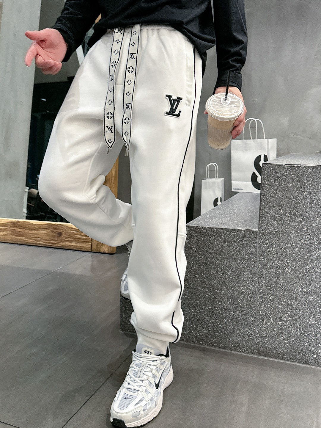 NO:544821,.25 Autumn and Winter# LV mink velvet all-in-one velvet trousers are the most indispensable velvet products in autumn and winter, especially trousers of this brand, which are really extremely rare. This model is the latest model on the counter this year. The performance and specifications are synchronized online with high-value products, making your matching more outstanding and diversified.  Created by splicing styles, this is also the latest street style this year. It is not only an exclusive interpretation, but also major brands have launched this style one after another. It has a luxury similar to fiber pants and takes into account the comfort performance of casual pants. It has a functional style effect, showing more class and fashion performance. Secondly, the trousers are embellished with classic brand elements. This element is definitely a classic among classics. It not only adds to the attraction, but also gives people a bright feeling.   Coupled with the slim fit and three-dimensional cutting design, the upper body is very slim and stylish, and the matching performance is super outstanding. It easily depicts the style and gives people a cool and handsome visual effect. Color Black White Size M L  XL size waist 82-hips 106-pant length 100-foot opening 26 2XL size waist 86-hips-110-pant length 101-foot opening 27 3XL size waist 90-hips 114-pant length 102-foot opening 28,,louis vuitton,alexander wang19860909.25秋冬# LV 水貂绒一体加绒裤 秋冬最不能缺少的加绒产物,尤其是这种品牌的裤装单品,真的是极其的罕见,此款更是本年度的柜台最新款,性能与规格同步在线的高颜值产物,让你的搭配更加的出彩,更具备多元化 风格拼接打造,这也是今年最新的街头风尚,不仅独家在演绎,各大品牌都是相继推出了这种款式它带着类似于纤维裤的奢华兼顾了休闲裤的舒适性能,带着机能风的效果,更显档次与时尚性能感 其次则是裤身经典的品牌元素点缀,这个元素绝对是经典中的经典,增加看点的同时,更是给人一种眼前一亮的感觉 加上修身有度的版型立体裁剪设计,上身十分的显瘦有型,搭配性能超级的出色出彩,轻松的刻画风格段位,给人一种酷帅十足的视觉效果 颜色黑色 白色 码数M L XL 2XL 3XL M码腰围74-臀围98-裤长99-脚口24 L码腰围78-臀围102-裤长99-脚口25 XL码腰围82-臀围106-裤长100-脚口26 2XL码腰围86-臀围-110-裤长101-脚口27 3XL码腰围90-臀围114-裤长102-脚口28,,louis vuitton,alexander wang,Men's clothing