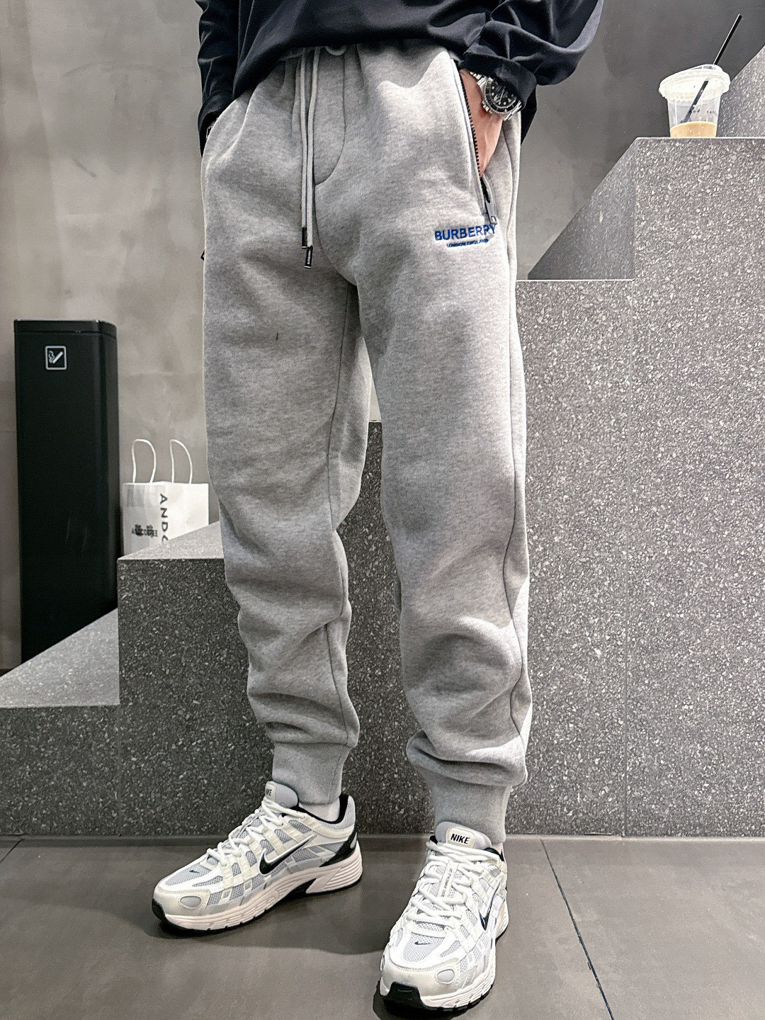 NO:544826,.25 Autumn and Winter # BU Mian Velvet Integrated Fleece Pants The most indispensable velvet product in autumn and winter, especially this brand of pants, is really rare. This model is the latest counter model this year. It has high-value products with performance and specifications online, making your matching more outstanding and diversified. Style splicing is also the latest street style this year. Not only is it exclusively interpreted, major brands have successively launched this style. It has luxury similar to fiber pants, which takes into account the comfort performance of casual pants, with the functional effect, which makes it more classy and fashionable. Secondly, it is the classic brand element embellishment of the trouser body. This element is definitely a classic among classics. While adding highlights, it also gives people a bright feeling.  With the slim fit and three-dimensional cut design, the upper body looks very slim and stylish, and the matching performance is super outstanding and outstanding. The style rank is easy to portray, giving people a cool and handsome visual effect. Color black, white, gray, number of codes M L XL 2XL 3XL M size waist 74- hip 98- pants length 99- foot mouth 24 L size waist 78- hip 102- pants length 99- foot mouth 25 XL size waist 82- hip 106- pants length 100- foot mouth 26 2XL size waist 86- hip 110- pants length 101- foot mouth 27 3XL size waist 90- hip 114- pants length 102- foot mouth 28,,alexander wang19860909.25秋冬# BU 水貂绒一体加绒裤 秋冬最不能缺少的加绒产物,尤其是这种品牌的裤装单品,真的是极其的罕见,此款更是本年度的柜台最新款,性能与规格同步在线的高颜值产物,让你的搭配更加的出彩,更具备多元化 风格拼接打造,这也是今年最新的街头风尚,不仅独家在演绎,各大品牌都是相继推出了这种款式它带着类似于纤维裤的奢华兼顾了休闲裤的舒适性能,带着机能风的效果,更显档次与时尚性能感 其次则是裤身经典的品牌元素点缀,这个元素绝对是经典中的经典,增加看点的同时,更是给人一种眼前一亮的感觉 加上修身有度的版型立体裁剪设计,上身十分的显瘦有型,搭配性能超级的出色出彩,轻松的刻画风格段位,给人一种酷帅十足的视觉效果 颜色黑色 白色 灰色 码数M L XL 2XL 3XL M码腰围74-臀围98-裤长99-脚口24 L码腰围78-臀围102-裤长99-脚口25 XL码腰围82-臀围106-裤长100-脚口26 2XL码腰围86-臀围-110-裤长101-脚口27 3XL码腰围90-臀围114-裤长102-脚口28,,alexander wang,Men's clothing