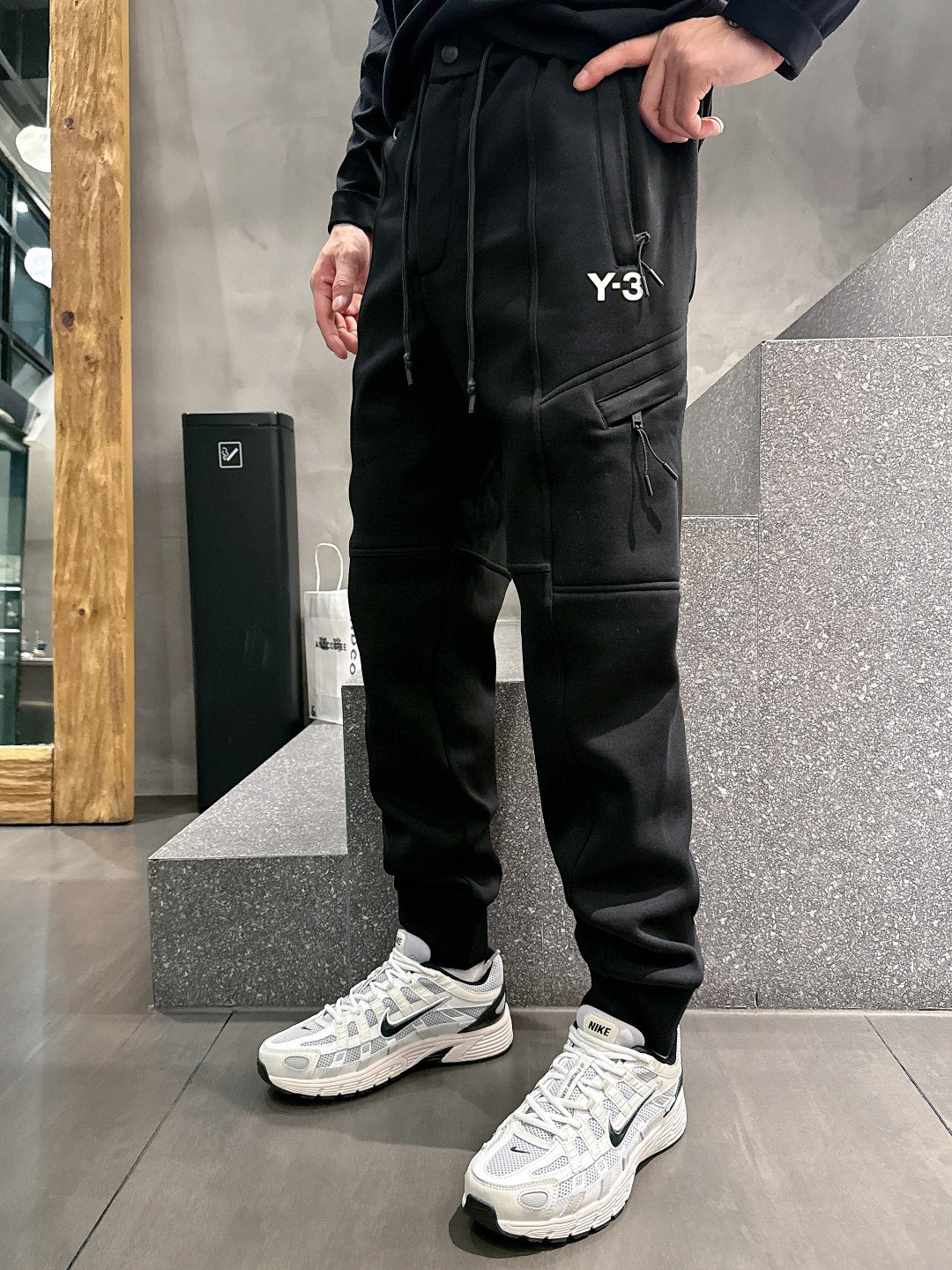 NO:544832,.25 Autumn and Winter # Y-3 Integrated Fleece Pants The most indispensable velvet product in autumn and winter, especially this brand of trousers, is really rare. This model is the latest counter model this year. It has high-value products with performance and specifications online, making your matching more outstanding and diversified. Style splicing is also the latest street style this year. Not only is it exclusively interpreted, major brands have successively launched this style. It has luxury similar to fiber pants, which takes into account the comfort performance of casual pants, with the functional effect, which makes it more classy and fashionable. Secondly, it is the classic brand element embellishment of the trouser body. This element is definitely a classic among classics. While adding highlights, it also gives people a bright feeling.  With the slim fit and three-dimensional cutting design, the upper body looks very slim and stylish, and the matching performance is super outstanding and outstanding, and the style is easily portrayed, giving people a cool and handsome visual effect. Color black gray Number of size M L XL 2XL 3XL M Size waist 74-Hip circumference 98-Pants length 99-Feet 24 L Size waist 78-Hip circumference 102-Pants length 99-Feet 25 XL Size waist 82-Hip circumference 106-Pants length 100-Feet 26 2XL Size waist 86-Hip circumference-110-Pants length 101-Feet 27 3XL Size waist 90-Hip circumference 114-Pants length 102-Feet 28,,alexander wang19860909.25秋冬# Y-3 一体加绒裤 秋冬最不能缺少的加绒产物,尤其是这种品牌的裤装单品,真的是极其的罕见,此款更是本年度的柜台最新款,性能与规格同步在线的高颜值产物,让你的搭配更加的出彩,更具备多元化 风格拼接打造,这也是今年最新的街头风尚,不仅独家在演绎,各大品牌都是相继推出了这种款式它带着类似于纤维裤的奢华兼顾了休闲裤的舒适性能,带着机能风的效果,更显档次与时尚性能感 其次则是裤身经典的品牌元素点缀,这个元素绝对是经典中的经典,增加看点的同时,更是给人一种眼前一亮的感觉 加上修身有度的版型立体裁剪设计,上身十分的显瘦有型,搭配性能超级的出色出彩,轻松的刻画风格段位,给人一种酷帅十足的视觉效果 颜色黑色 灰色 码数M L XL 2XL 3XL M码腰围74-臀围98-裤长99-脚口24 L码腰围78-臀围102-裤长99-脚口25 XL码腰围82-臀围106-裤长100-脚口26 2XL码腰围86-臀围-110-裤长101-脚口27 3XL码腰围90-臀围114-裤长102-脚口28,,alexander wang,Men's clothing