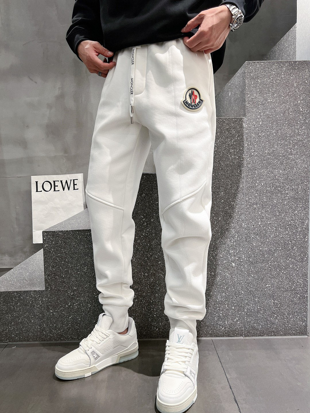 NO:544841,.25 Autumn and Winter # 25 Autumn and Winter # Integrated Fleece Pants The most indispensable velvet product in autumn and winter, especially this brand of trousers, is really extremely rare. This model is the latest counter model this year. It has a high-value product with performance and specifications online, making your matching more outstanding and diversified. Style splicing is also the latest street style this year. Not only is it exclusively interpreted, major brands have successively launched this style. It has luxury similar to fiber pants, which takes into account the comfort performance of casual pants, with the functional effect, which makes it more classy and fashionable. Secondly, it is the classic brand element embellishment of the trouser body. This element is definitely a classic among classics. While adding highlights, it also gives people a bright feeling.  With the slim fit and three-dimensional cutting design, the upper body looks very slim and stylish, the matching performance is super outstanding, and the style is easily portrayed, giving people a cool and handsome visual effect. Color black/white Number of size M L XL 2XL 3XL M Size waist 74-Hip circumference 98-Pants length 99-Feet mouth 24 L Size waist 78-Hip circumference 102-Pants length 99-Feet mouth 25 XL Size waist 82-Hip circumference 106-Pants length 100-Feet mouth 26 2XL Size waist 86-Hip circumference-110-Pants length 101-Feet mouth 27 3XL Size waist 90-Hip circumference 114-Pants length 102-Feet mouth 28, Moncler, alexander wang19860909.25秋冬# 蒙口 一体加绒裤 秋冬最不能缺少的加绒产物,尤其是这种品牌的裤装单品,真的是极其的罕见,此款更是本年度的柜台最新款,性能与规格同步在线的高颜值产物,让你的搭配更加的出彩,更具备多元化 风格拼接打造,这也是今年最新的街头风尚,不仅独家在演绎,各大品牌都是相继推出了这种款式它带着类似于纤维裤的奢华兼顾了休闲裤的舒适性能,带着机能风的效果,更显档次与时尚性能感 其次则是裤身经典的品牌元素点缀,这个元素绝对是经典中的经典,增加看点的同时,更是给人一种眼前一亮的感觉 加上修身有度的版型立体裁剪设计,上身十分的显瘦有型,搭配性能超级的出色出彩,轻松的刻画风格段位,给人一种酷帅十足的视觉效果 颜色黑色/白 码数M L XL 2XL 3XL M码腰围74-臀围98-裤长99-脚口24 L码腰围78-臀围102-裤长99-脚口25 XL码腰围82-臀围106-裤长100-脚口26 2XL码腰围86-臀围-110-裤长101-脚口27 3XL码腰围90-臀围114-裤长102-脚口28,,Moncler,alexander wang,Men's clothing