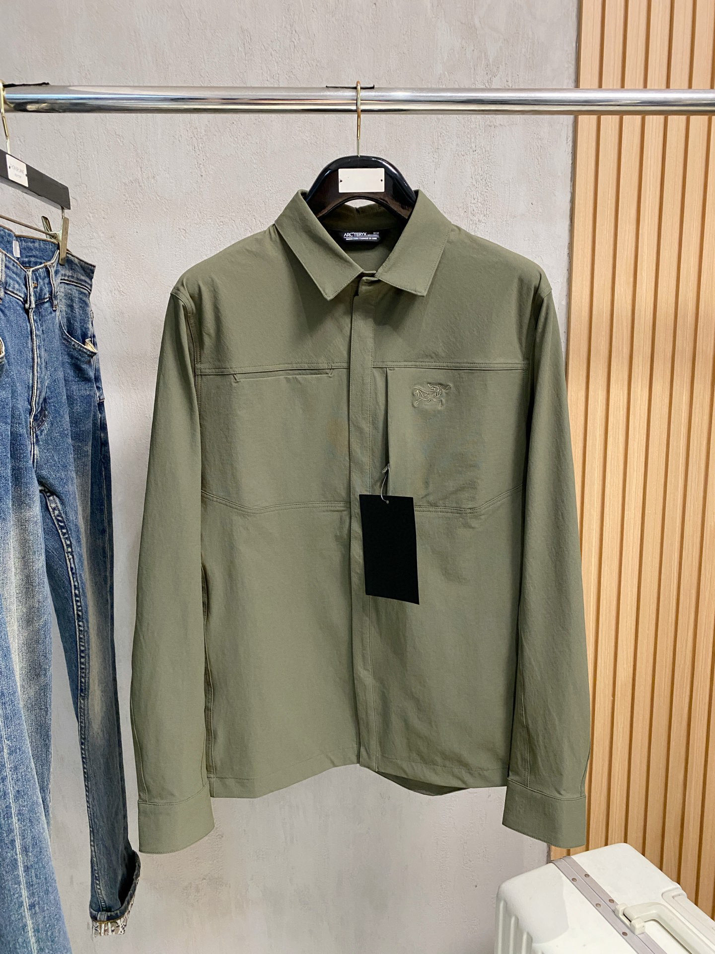 NO:544846,Archaeoptera Bird 25ss Early Autumn [New Product] Trench coat jacket popular, autumn and winter counter new casual and fashionable jacket!  Super avant-garde design style, delicate and comfortable, very light and not easy to wrinkle. Multiple craftsmanship The overall design is quite visual, the upper body is casual and stylish, with a certain degree of clarity, absolutely recommended to be at the most cutting-edge fashion temperament, a must-have for urban casualness. S-2XL, arc'teryx, jackets & coats, jackets & coats, alexander wang19860909始祖鸟25ss早秋【新品】风衣夹克外套爆款 秋冬专柜新款休闲时尚夹克外套！超前卫设计风格 细腻舒适 穿着非常轻便不易起皱.多重重工艺 整体的设计颇具视觉感,上身休闲有型,有一定的挺括度,绝对走在时尚最尖端的气质感推荐,都市休闲必备.码数S-2XL,arc'teryx,jackets & coats,jackets & coats,alexander wang,Men's clothing