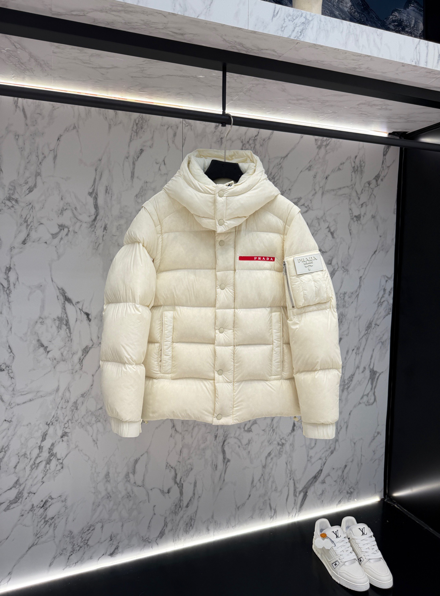 NO:544851,【Prada】Simple autumn and winter. Down jacket 90 white duck down noble high-level order. High-standard customization. The upper body is very stylish. Classic and versatile. Customer-supplied hardware. Each has a unique logo. Any fashion can be matched in winter. Real top order. The style is also very good. Slim fit. Highly recommended. 140 catties wear L. The maximum wear is about 190 catties. It is recommended to report height and weight. M-3XL.,,prada, down jacket,alexander wang19860909【 普拉达】秋冬简约.羽绒服 90白鸭绒贵族高级别要求订单 高标准定制　上身非常有型 经典百搭 客供五金 每颗都有独特logo 冬季任何时装都可以搭配　真正的顶级订单 版型上也是非常的好 修身版型 强烈推荐. 140斤穿L 最大穿190斤左右 .建 议报身高体重配码 .M-3XL.,,prada,down jacket,alexander wang,Men's clothing