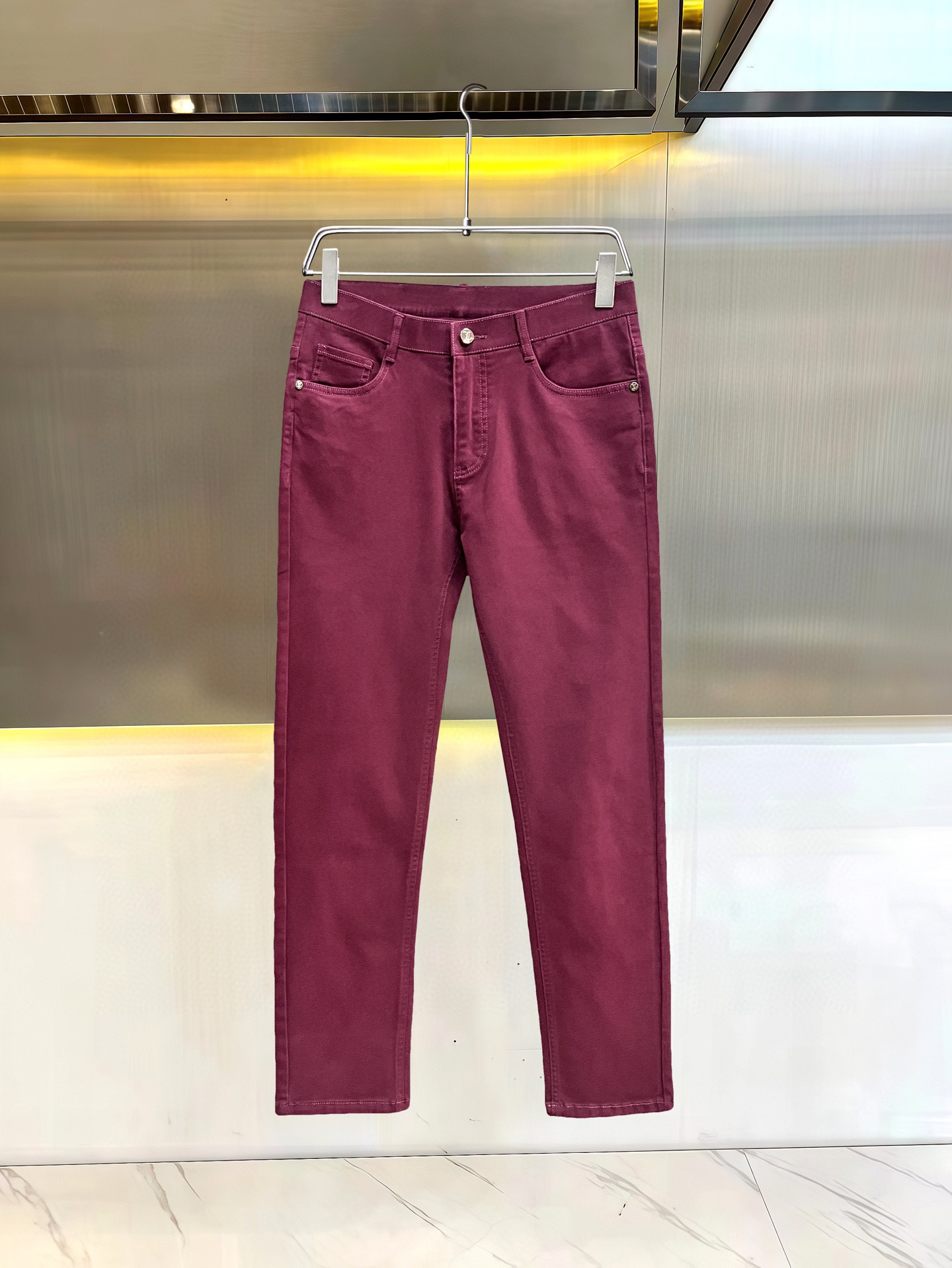 NO:544889,【LV】Simple and fashionable autumn and winter jeans are very comfortable to wear, low-key and luxurious, very classy when worn, and there is no need to say much about the style and cutting of the pants. The upper body is exquisite and vivid. The truly first-class quality is the real-class casual pants, which are made of Turkish cotton, produce the most famous tannin cloth. The quality is excellent, and the pants are soft after heavy washing!  Straight-footed style, not picky, the upper body is absolutely stylish, the waist is inlaid with silver jewelry, extremely luxurious. 29-38.,,louis vuitton,jeans,alexander wang19860909【 LV】简约时尚 秋冬牛仔裤身穿着非常舒适 低调不失奢华 穿出去非常有档次,裤型款式和裁剪亦无需多言 上身精致跃然.真正一等一顶级质料 真正殿堂级的休闲裤,选用土耳其的棉花 生产出最有名的单宁布 品质卓然,经过重水洗使得裤子很柔软！直脚的版型 不挑人 上身绝对的有型 裤腰镶嵌银饰达人设计 极度奢华.29-38.,,louis vuitton,jeans,alexander wang,Men's clothing
