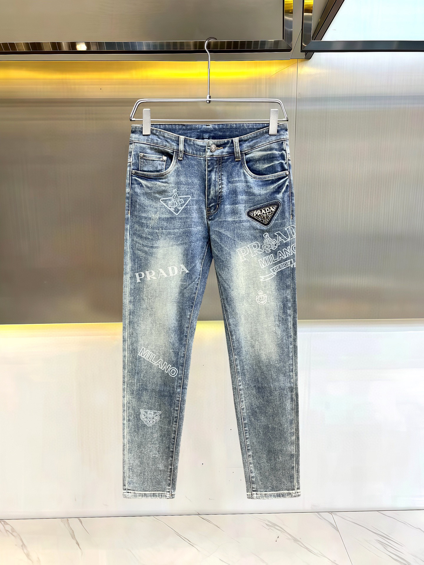 NO:544896,[Prada] Simple and fashionable autumn and winter jeans are very comfortable to wear, low-key and luxurious, very classy when worn, and there is no need to say much about the style and cutting of the pants. The upper body is exquisite and vivid. The truly first-class quality is the real-class casual pants, which are made of Turkish cotton, produce the most famous tannin cloth. The quality is excellent, and the pants are soft after heavy washing!  Straight-footed style, not picky, the upper body is absolutely stylish, the waist is inlaid with silver jewelry, extremely luxurious. 29-38.,,prada,jeans,alexander wang19860909【 普拉达】简约时尚 秋冬牛仔裤身穿着非常舒适 低调不失奢华 穿出去非常有档次,裤型款式和裁剪亦无需多言 上身精致跃然.真正一等一顶级质料 真正殿堂级的休闲裤,选用土耳其的棉花 生产出最有名的单宁布 品质卓然,经过重水洗使得裤子很柔软！直脚的版型 不挑人 上身绝对的有型 裤腰镶嵌银饰达人设计 极度奢华.29-38.,,prada,jeans,alexander wang,Men's clothing