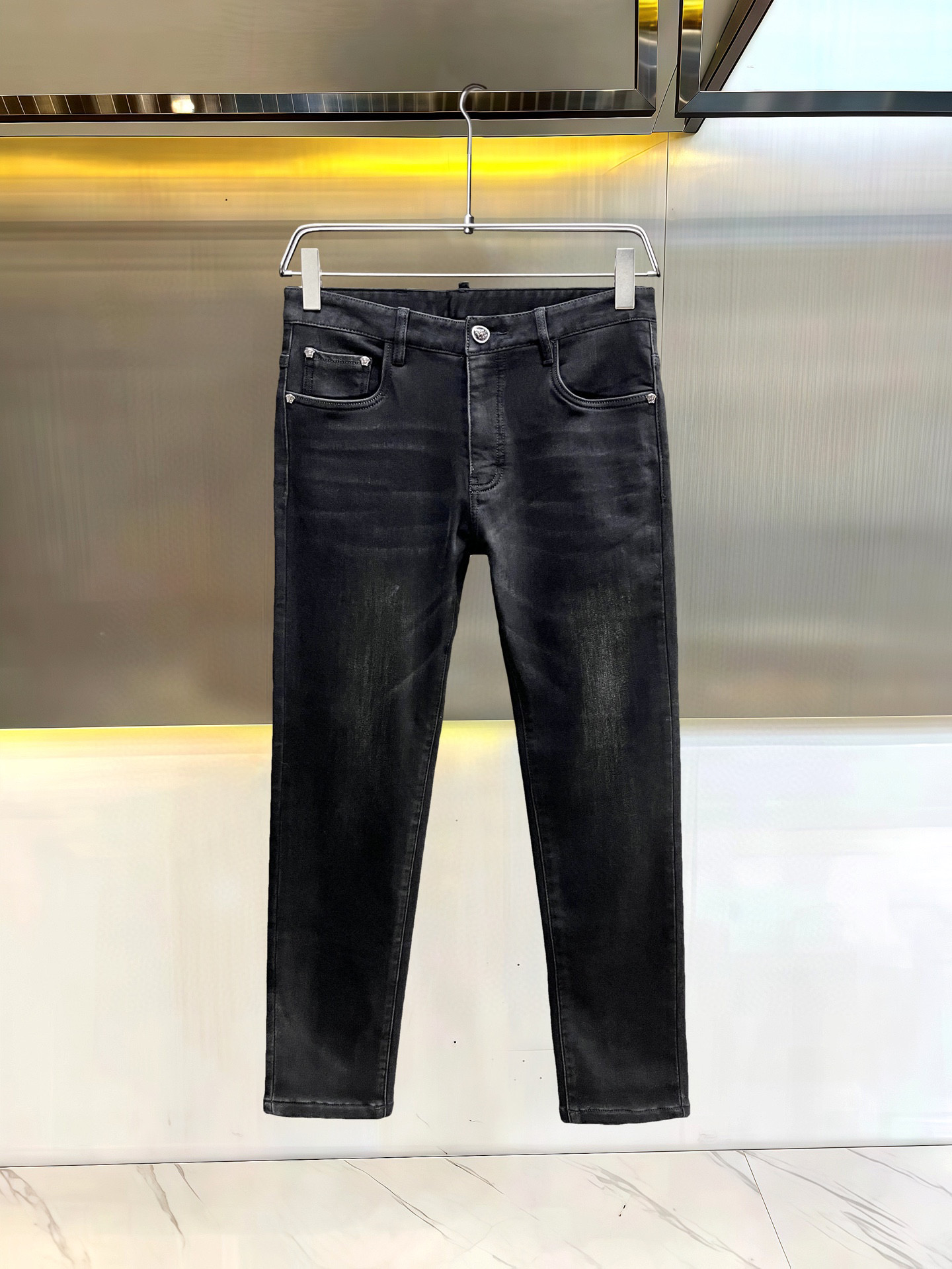 NO:544904,[Versace] Simple and fashionable autumn and winter jeans are very comfortable to wear, low-key and luxurious, very classy when worn, and there is no need to say much about the style and cutting of the pants. The upper body is exquisite and vivid. The truly first-class quality is the real-class casual pants, which are made of Turkish cotton, produce the most famous tannin cloth. The quality is excellent, and the pants are soft after heavy washing!  Straight-footed style, not picky, the upper body is absolutely stylish, the waist is inlaid with silver jewelry, extremely luxurious. 29-38., versace, jeans, alexander wang19860909【 范思哲】简约时尚 秋冬牛仔裤身穿着非常舒适 低调不失奢华 穿出去非常有档次,裤型款式和裁剪亦无需多言 上身精致跃然.真正一等一顶级质料 真正殿堂级的休闲裤,选用土耳其的棉花 生产出最有名的单宁布 品质卓然,经过重水洗使得裤子很柔软！直脚的版型 不挑人 上身绝对的有型 裤腰镶嵌银饰达人设计 极度奢华.29-38.,,versace,jeans,alexander wang,Men's clothing
